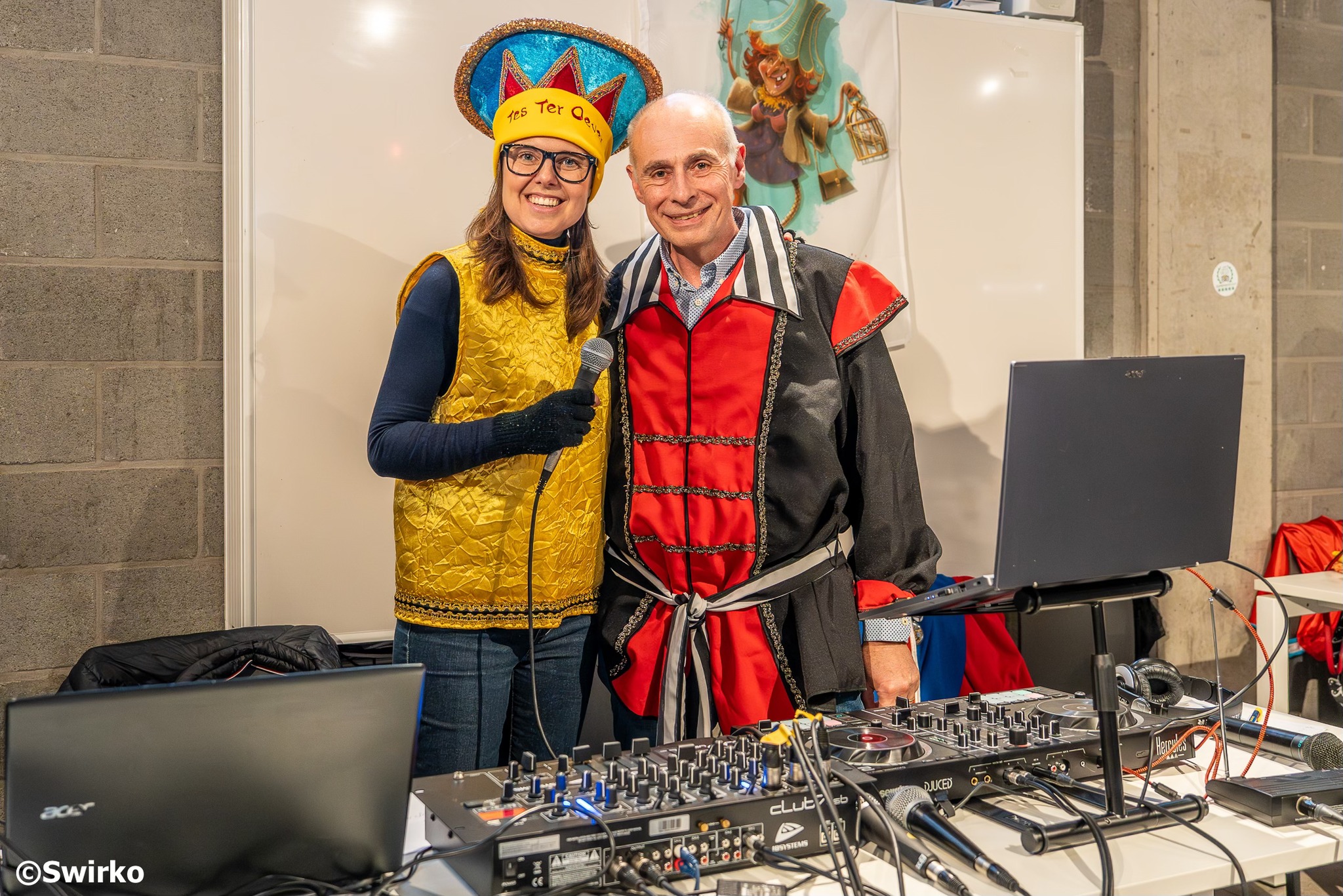 De eerste retrodansnamiddag van het jaar was er direct boenk op 🤩. En dat was te verwachten omdat de carnavalseditie 🎭 op het programma stond.