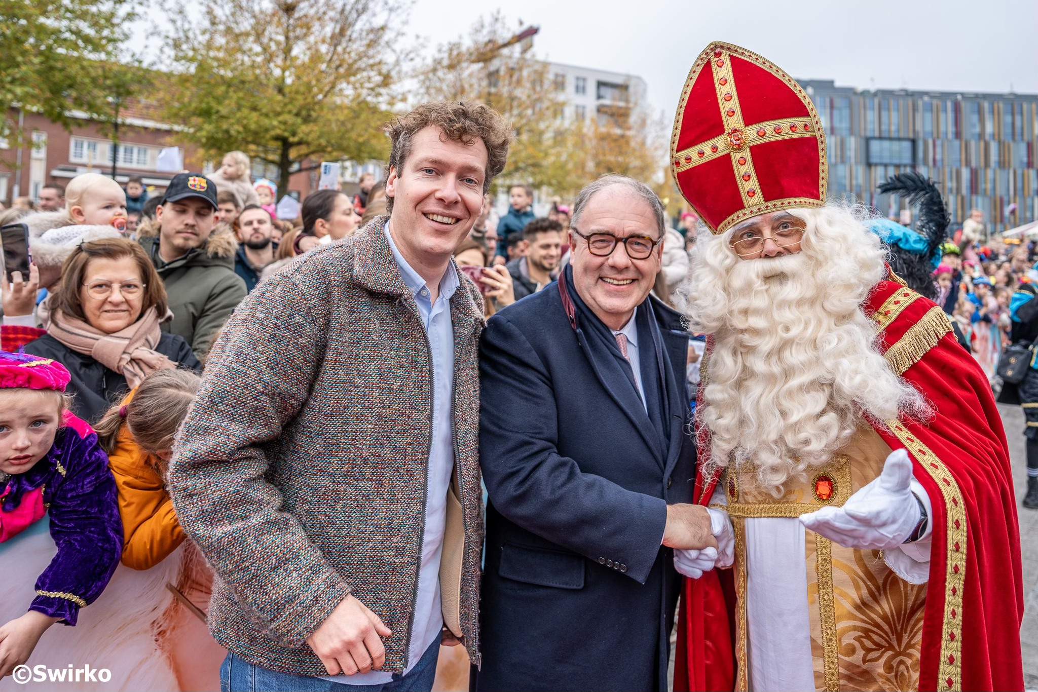 🎁Vandaag, 8 november, zette de Sint voet aan wal in Aalst — stipt op tijd, zoals het een heilige man betaamt .