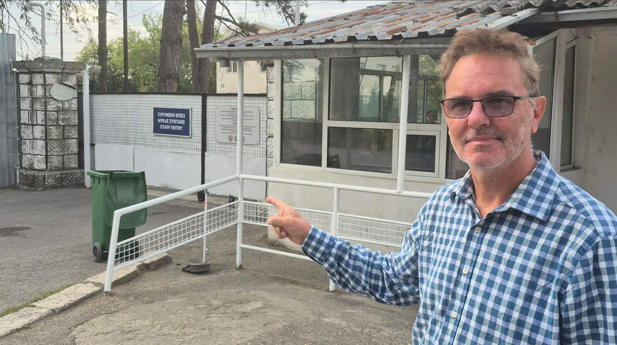 Vier jaar cel, één uur bezoek: Lars eindelijk herenigd met jeugdvriend