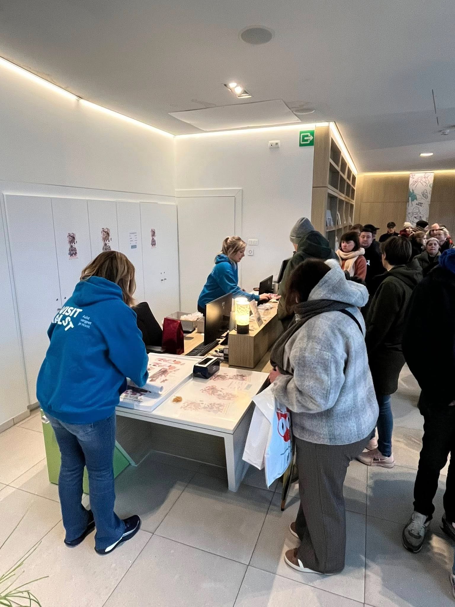 ✍️ Gesigneerde affiches lokken massa volk naar infokantoor