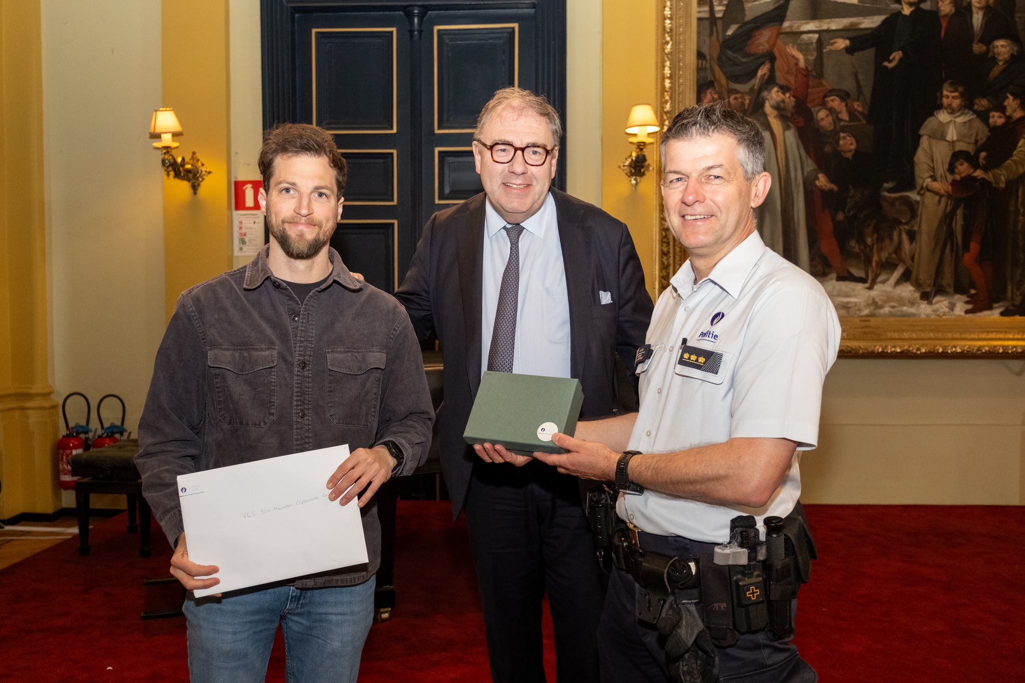 🚸 Deze ochtend werden de Aalsterse klaar-overs in de bloemetjes gezet voor hun dagelijkse inzet aan de schoolpoorten. In de feestzaal van het Oud Stadhuis ontvingen ze een diploma en een geschenkje van Stad Aalst en Politie Aalst. 🎓🎁