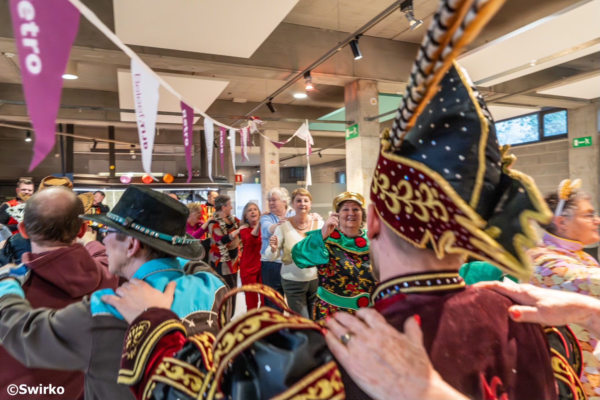 De eerste retrodansnamiddag van het jaar was er direct boenk op 🤩. En dat was te verwachten omdat de carnavalseditie 🎭 op het programma stond.