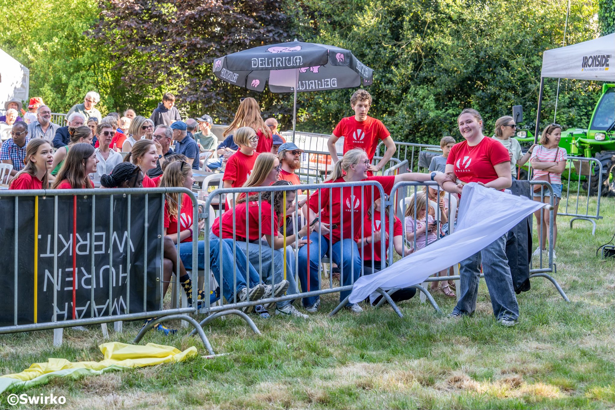 Vlaggenzwaaiers Vredon doen het dak eraf in stralende editie! ☀️🎉