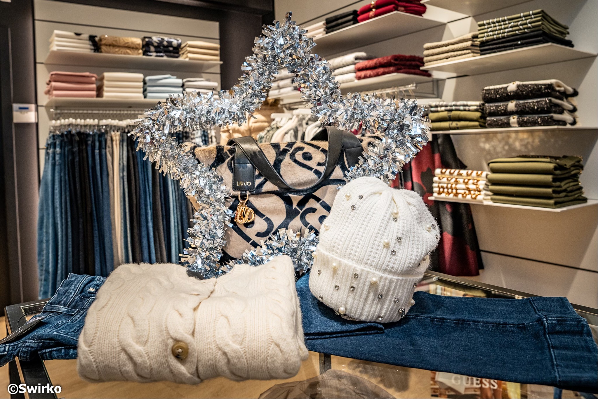 Winkelen in Aalst :✨ Aalst Twinkelt en de handelaars twinkelen mee! ✨ Op vrijdag 5 december openen we weer het traditionele kerstseizoen in Aalst. En geloof ons: winkelen in Aalst wordt dit jaar nóg gezelliger. ✨ We brachten vandaag iets bijzonder naar e…