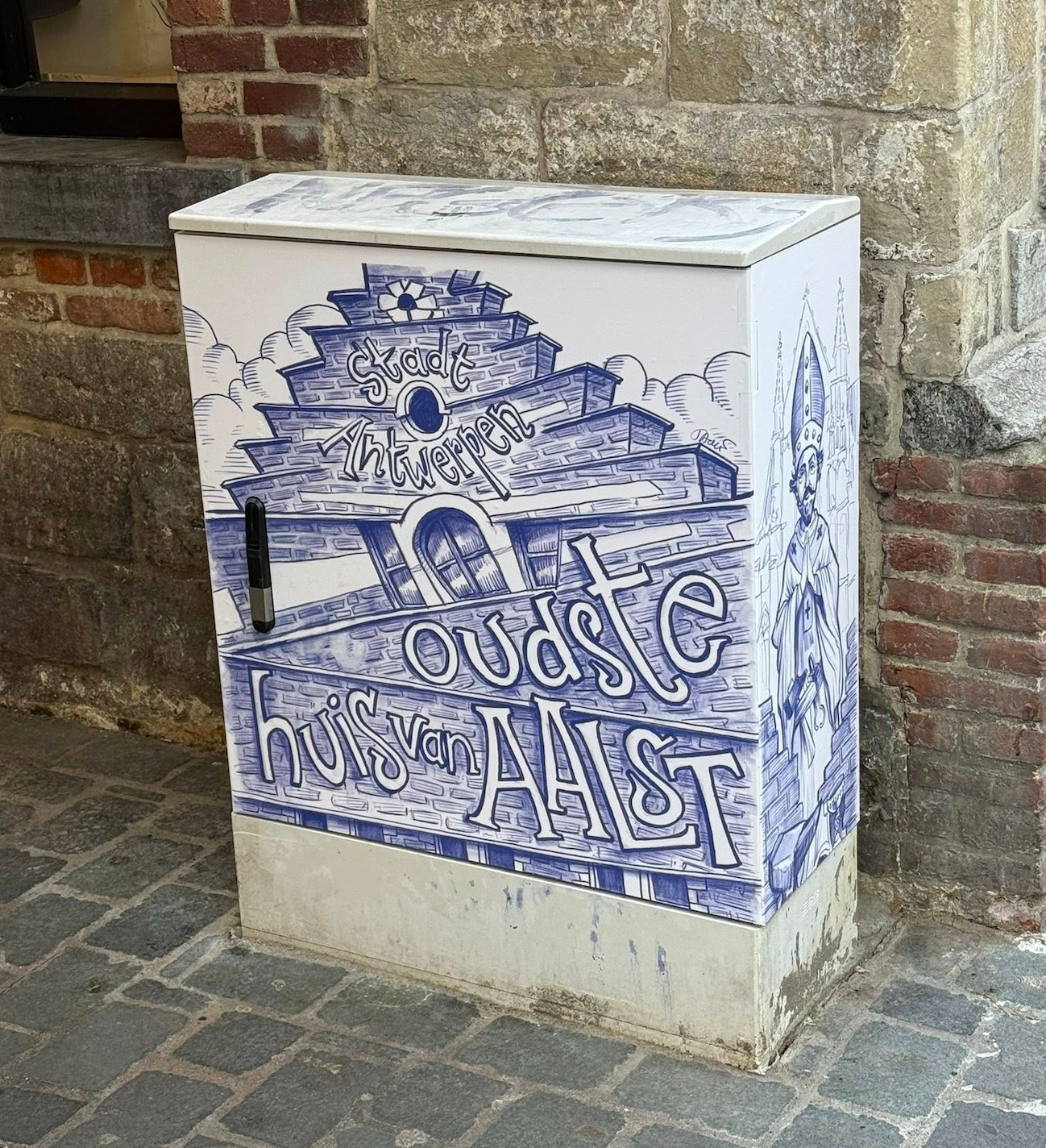 🎨 De nutskasten in de Korte en Lange Zoutstraat hebben een opvallende make-over gekregen. Kunstenaar Tim Acke bracht tien kleine verhalen uit de rijke geschiedenis van de Zoutstraten tot leven met illustraties op de elektriciteitskasten.