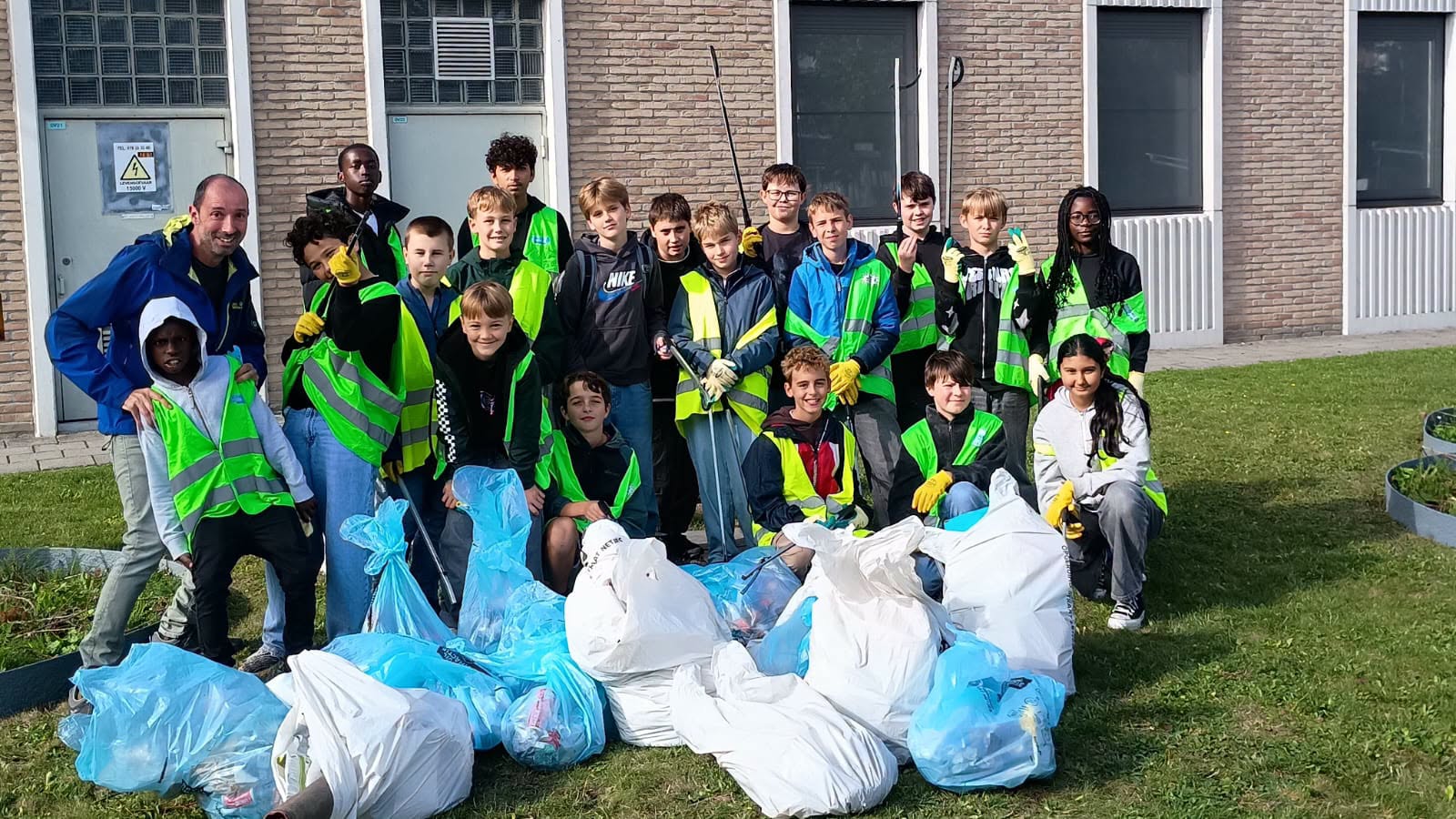 Leerlingen VTI Aalst ruimen zwerfvuil op rond school