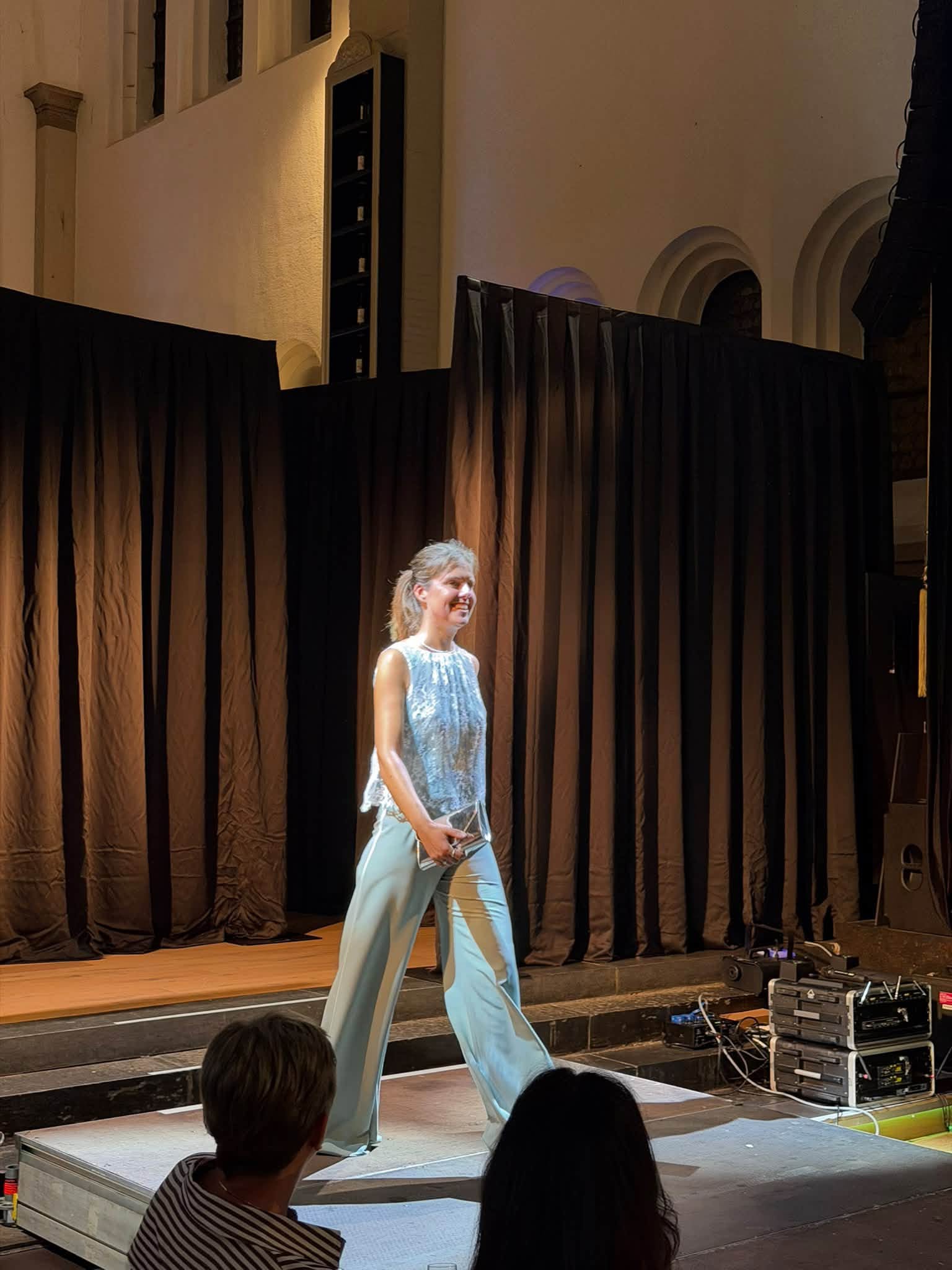 Schepen Caroline De Meerleer verrast met catwalkdebuut in Aalst