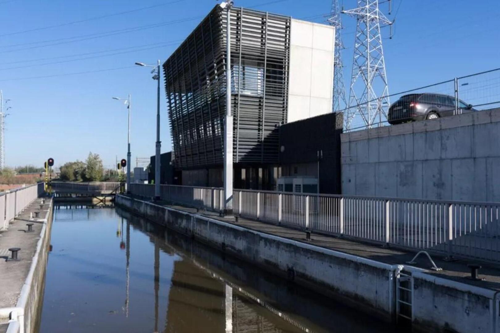 🚴‍♀️🌳 Na meer dan tien jaar wachten lijkt de langverwachte fiets- en voetgangersbrug aan het stuw- en sluiscomplex van Schotte eindelijk werkelijkheid te worden. Dankzij een nieuwe overeenkomst tussen de stad Aalst en De Vlaamse Waterweg wordt het doss…