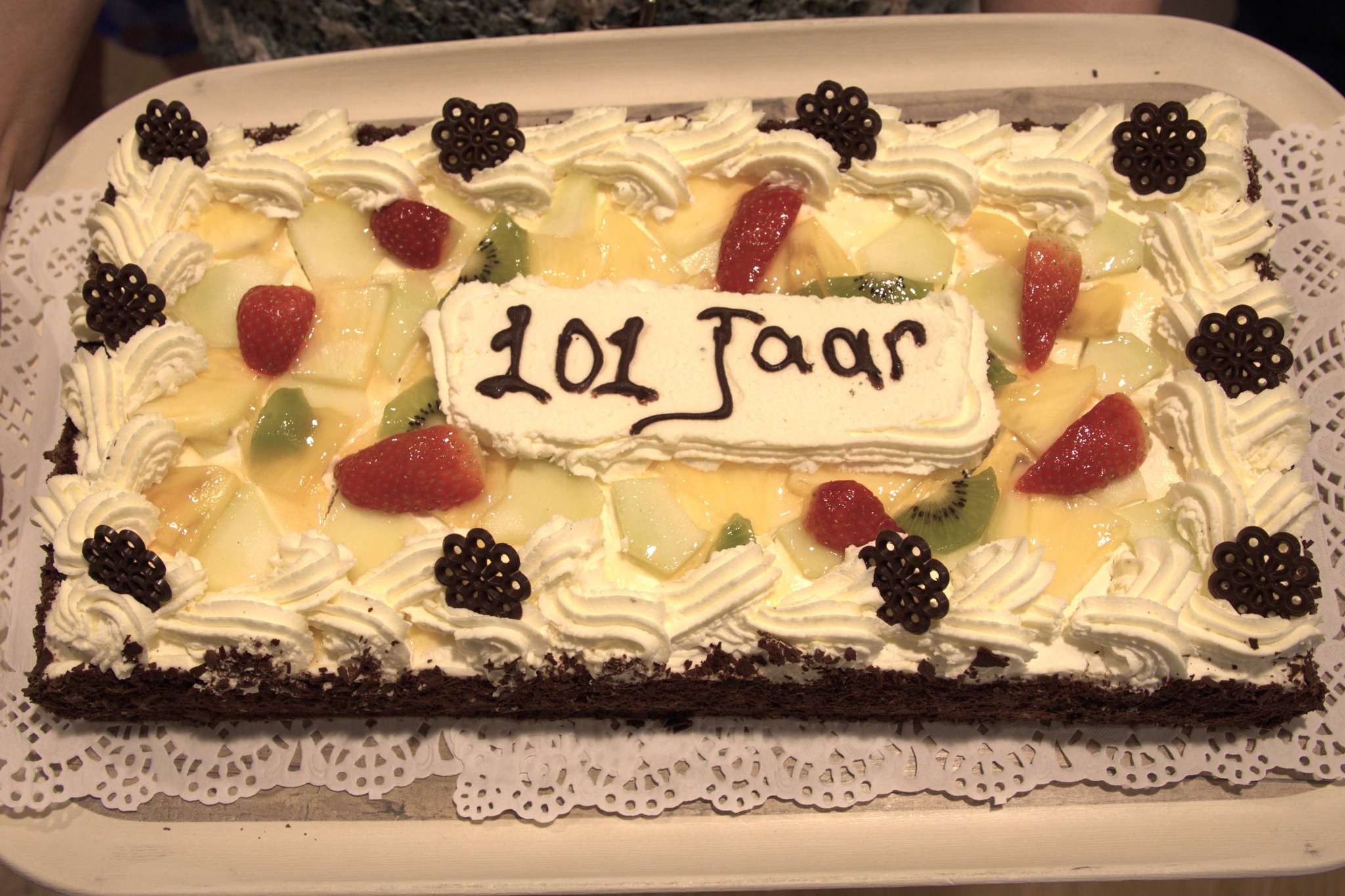 🎉 101 kaarsjes voor Gabby en Jef in WZC De Faluintjes 🎂🥂