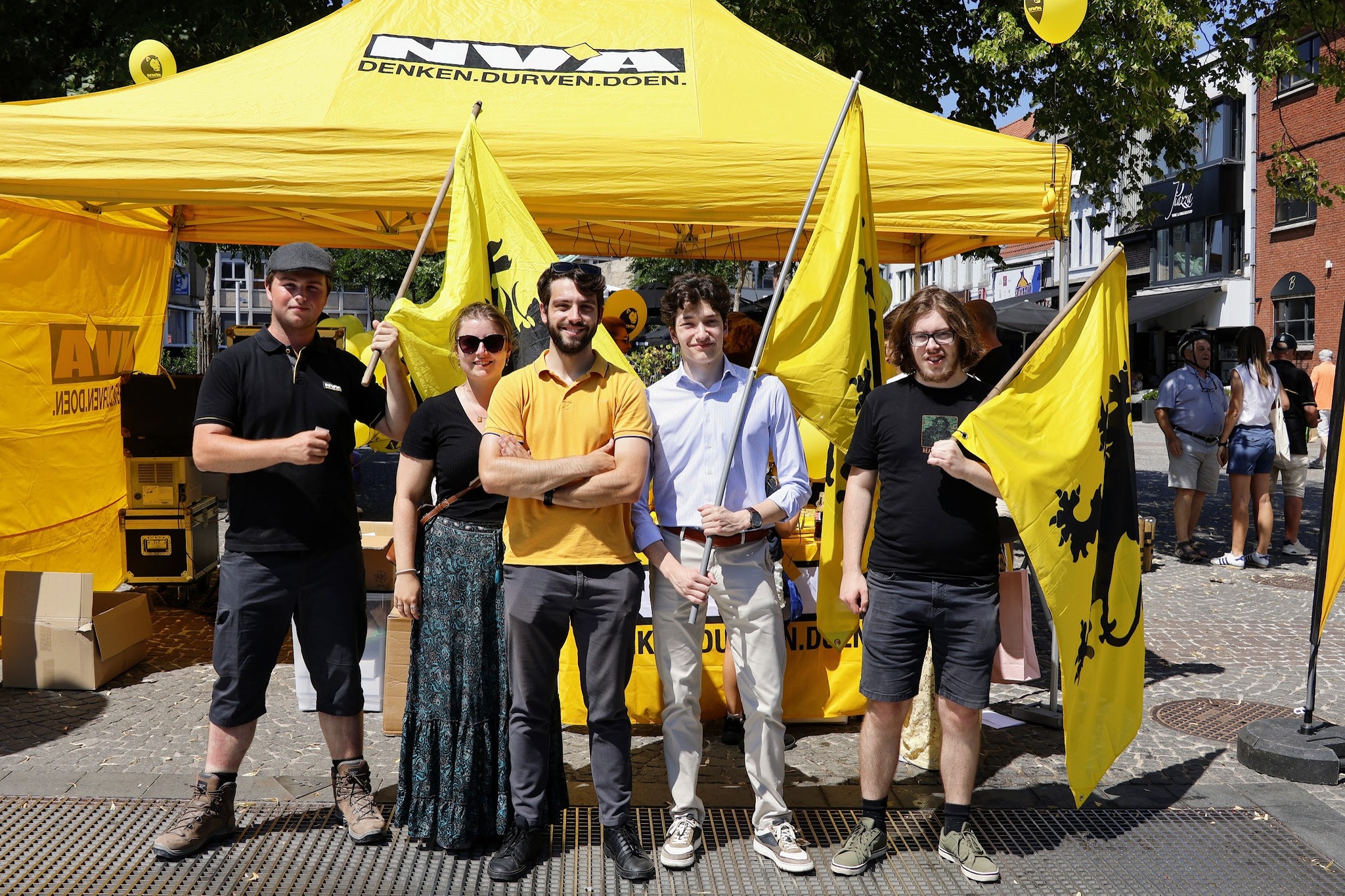 Warme temperaturen houden Aalst niet tegen om Vlaamse Feestdag uitbundig te vieren