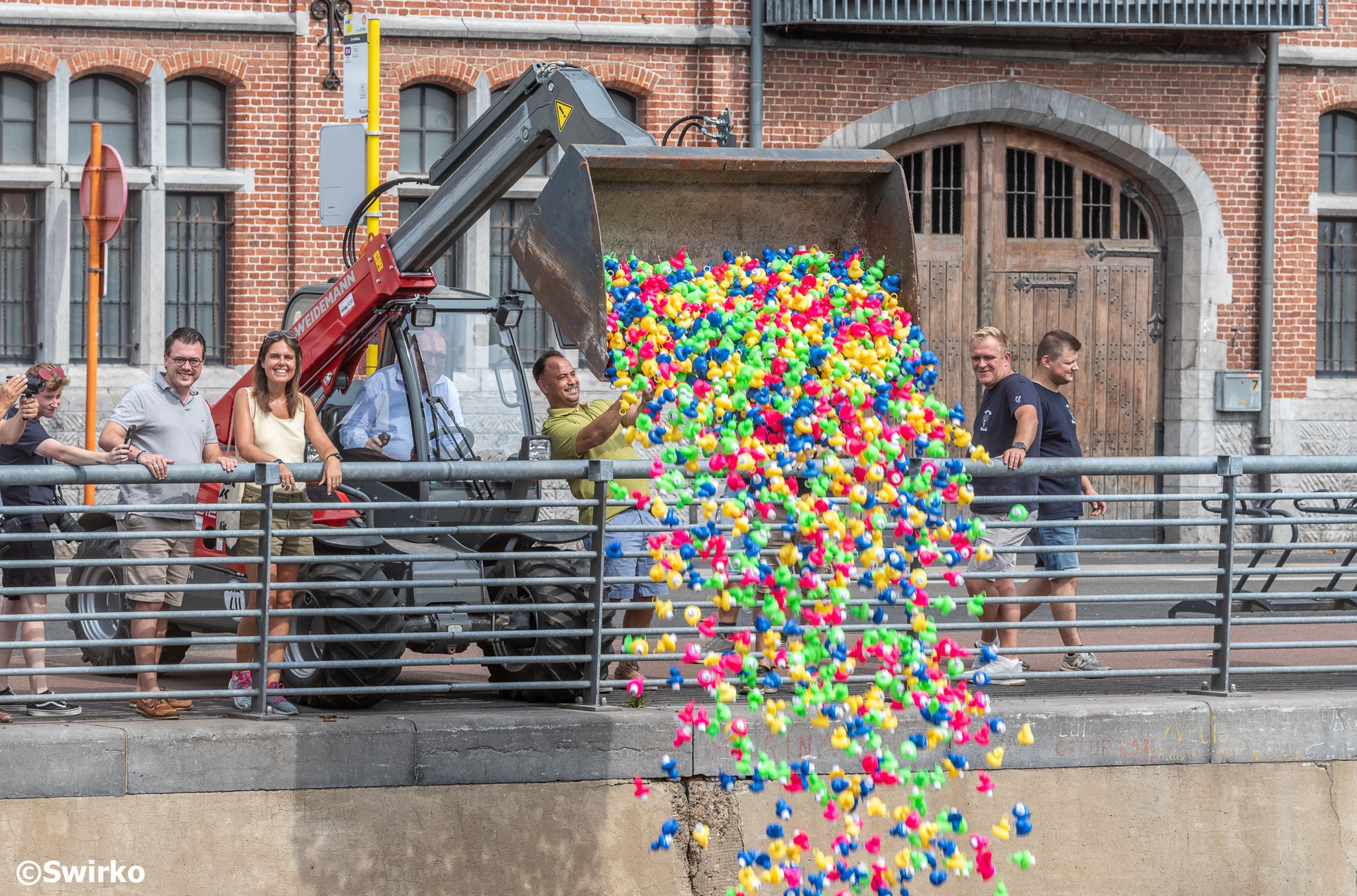 Eendjesrace van AKV Pertotal lokt opnieuw heel wat volk naar Werfplein