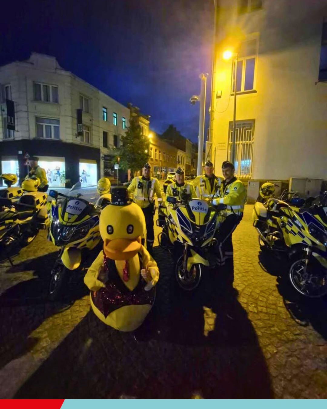 Politie Aalst : "Zwaantjes en eendjes onder elkaar... 😅🦆🦢 Als een Aalsterse carnavalsgroep een foto vraagt voor hun "eendjesrace" kunnen we dat moeilijk weigeren, toch? En al zeggen we het zelf, ons nieuwe uniform paste perfect in thema! 💛"