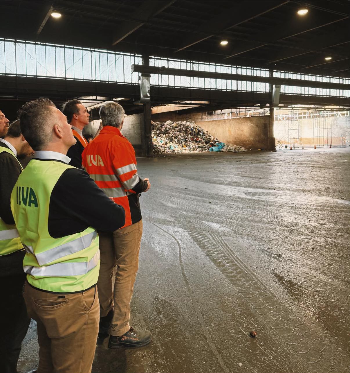 Vlaams minister van Omgeving en Landbouw Jo Brouns (cd&v) bracht donderdag een werkbezoek aan afvalintercommunale ILvA in Aalst. ♻️