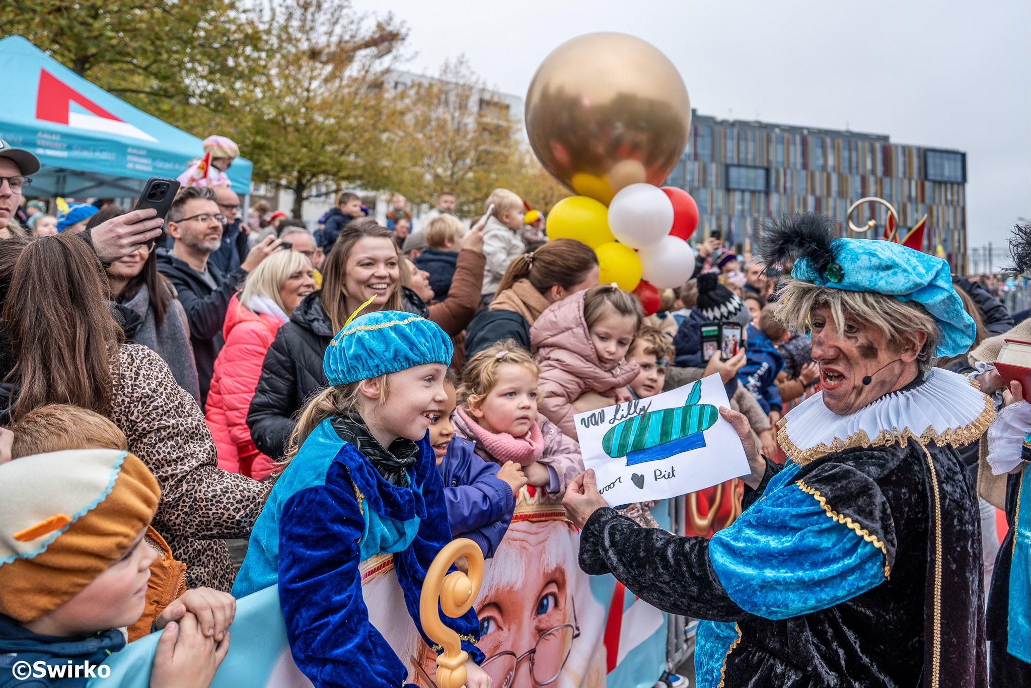 🎁Vandaag, 8 november, zette de Sint voet aan wal in Aalst — stipt op tijd, zoals het een heilige man betaamt .