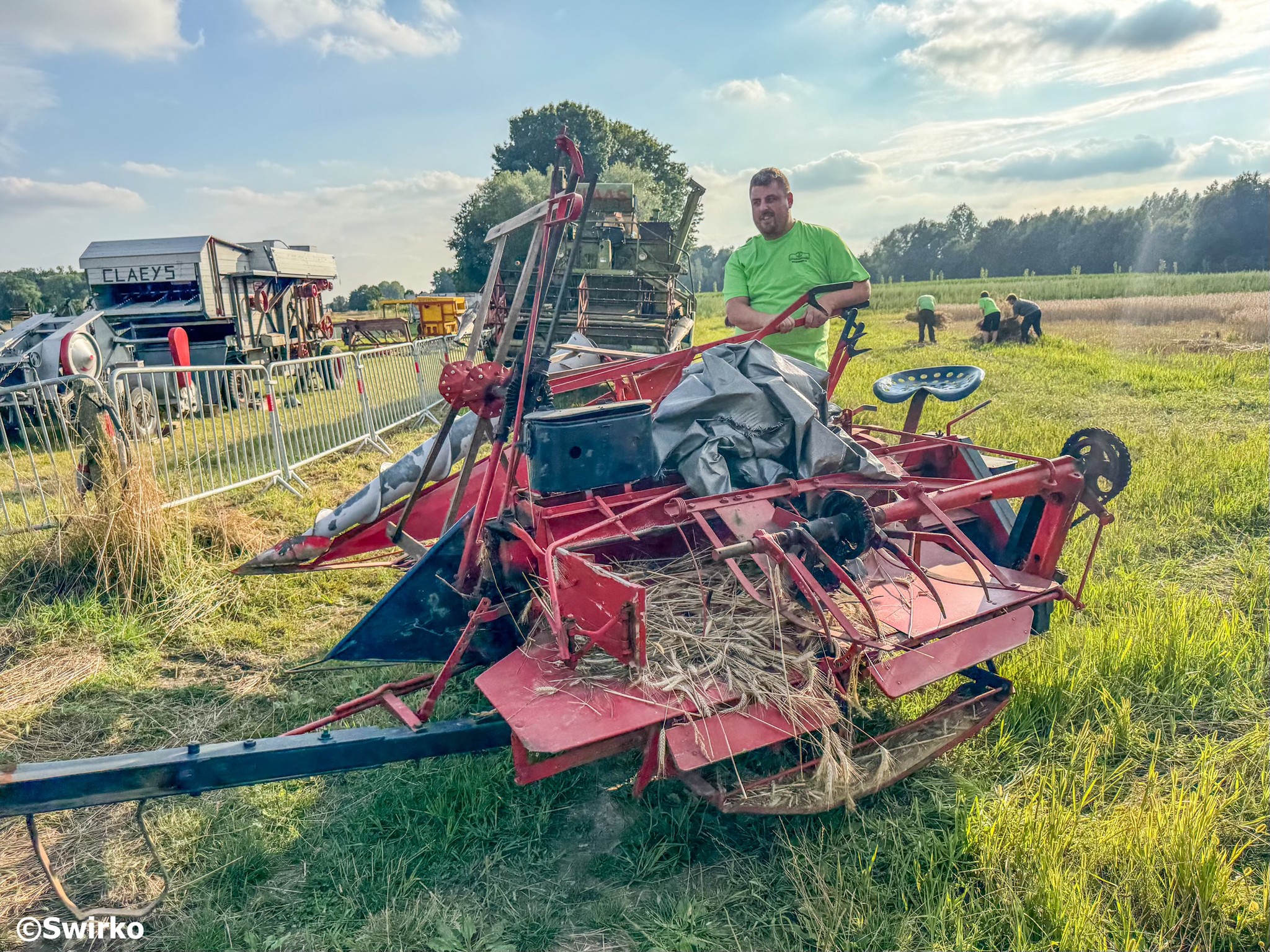 🎉 Op de weide zijn ze al volop in de weer om alles piekfijn in orde te brengen voor het Pikkelingweekend! 💪🌾