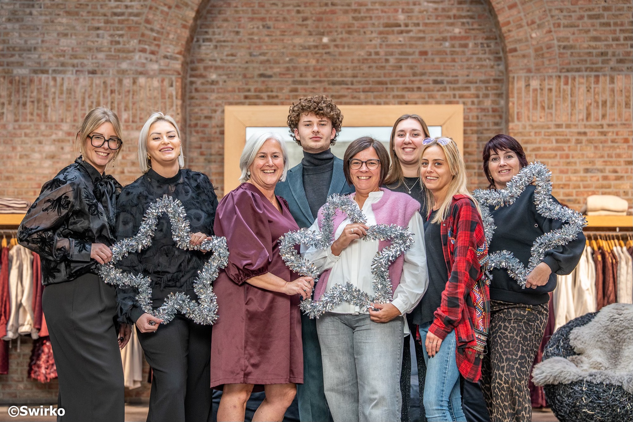 Winkelen in Aalst :✨ Aalst Twinkelt en de handelaars twinkelen mee! ✨ Op vrijdag 5 december openen we weer het traditionele kerstseizoen in Aalst. En geloof ons: winkelen in Aalst wordt dit jaar nóg gezelliger. ✨ We brachten vandaag iets bijzonder naar e…