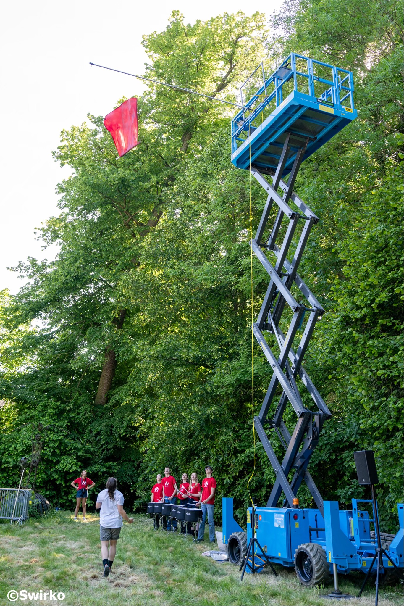 Vlaggenzwaaiers Vredon doen het dak eraf in stralende editie! ☀️🎉