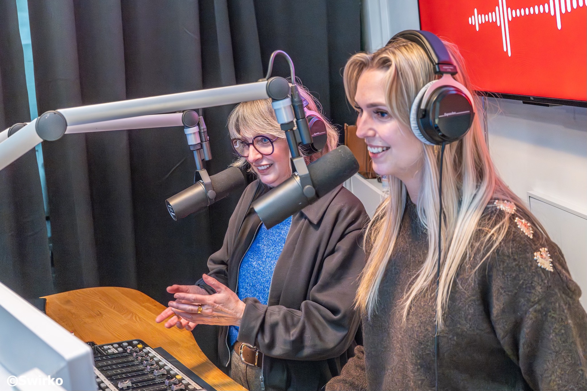🎄Gezellig druk op de kerstmarkt in Aalst. 🎅Heel wat bezoekers genoten van de koopzondag. 🛍️✨