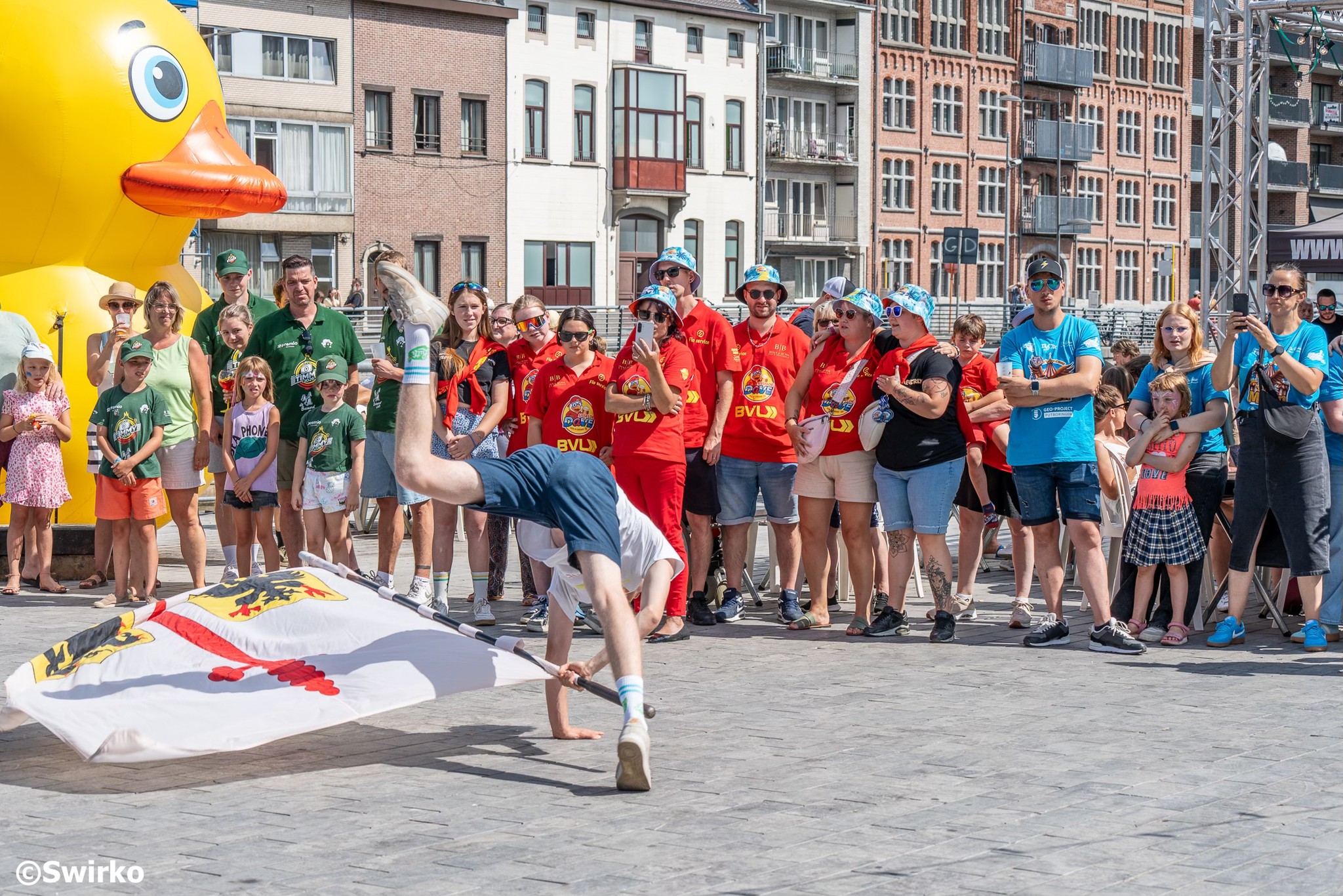 🦆 Zo’n duizend eendjes dobberen vandaag in de Dender… 🏆 Wie wint de 1.000 euro? 🤩