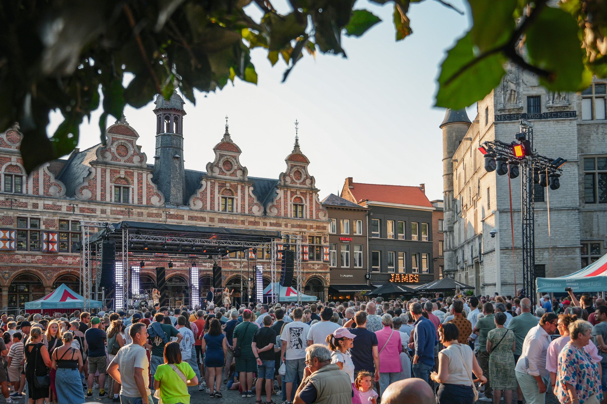 🎉 Wat een avond op de Grote Markt! 💛🖤