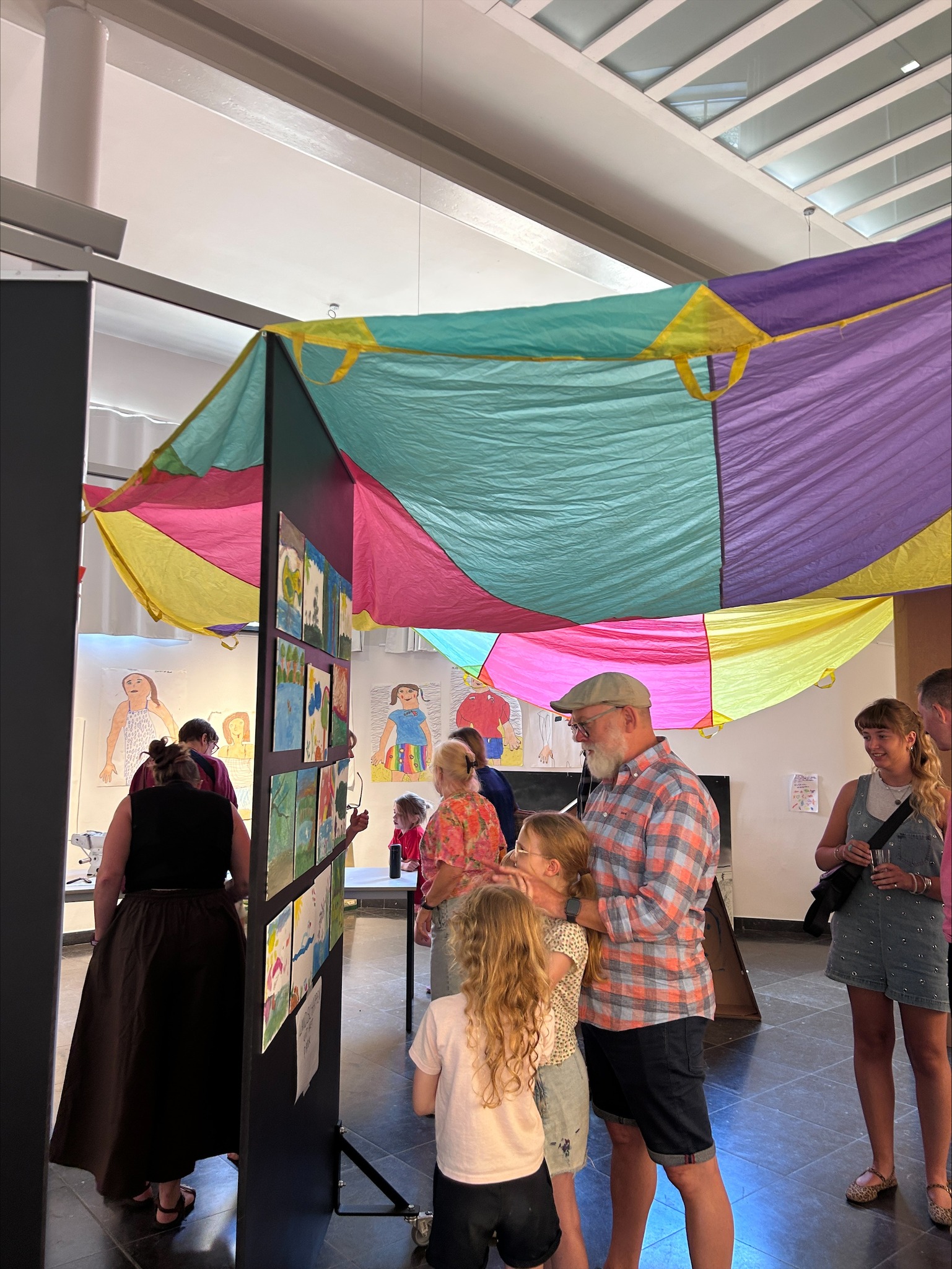Jonge kunstenaars ontdekken wereld van Valerius De Saedeleer tijdens creatieve speelweek in Museum ’t Gasthuys