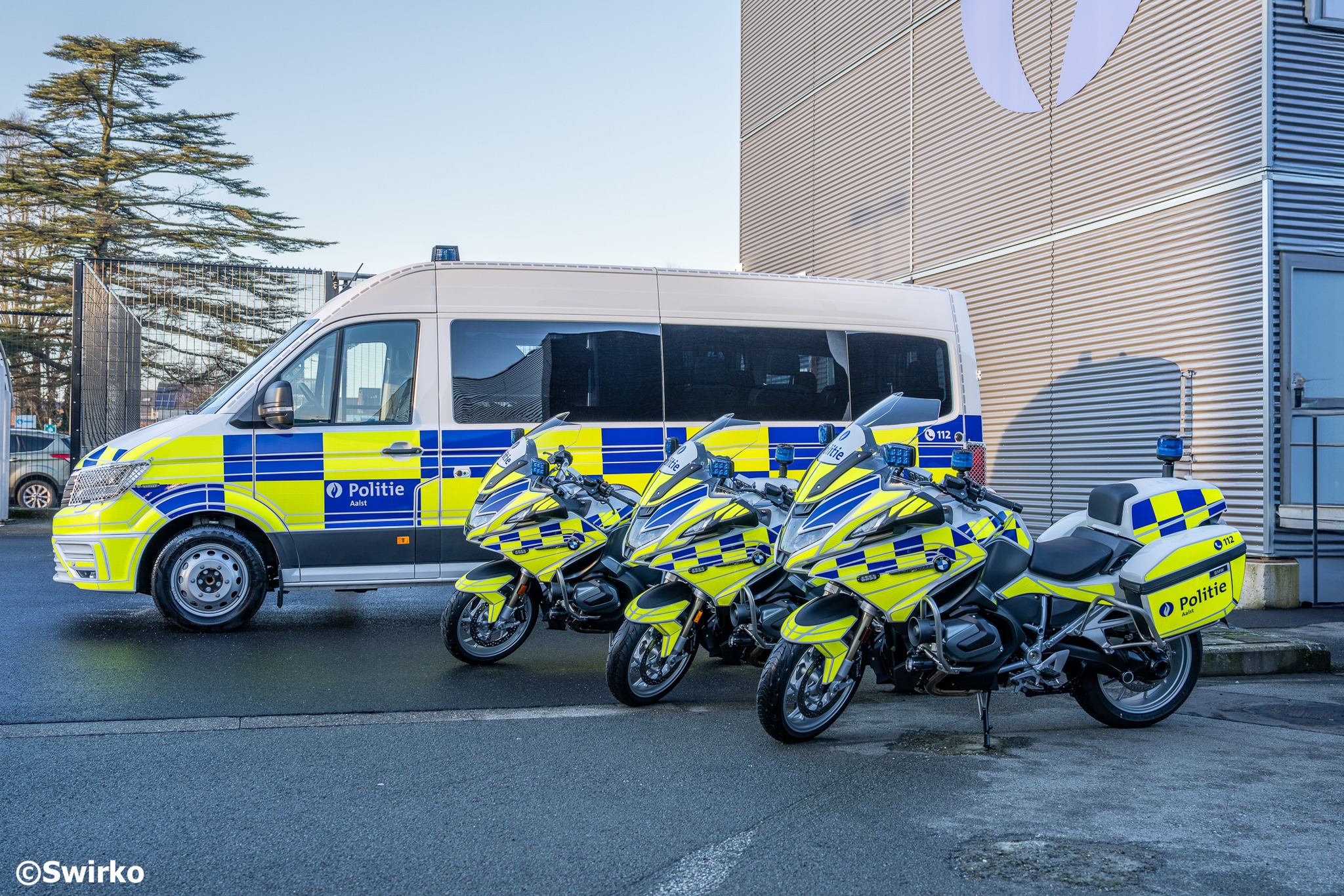 🚔 Politie Aalst introduceert voertuigen met nieuw Battenburgpatroon 🚔