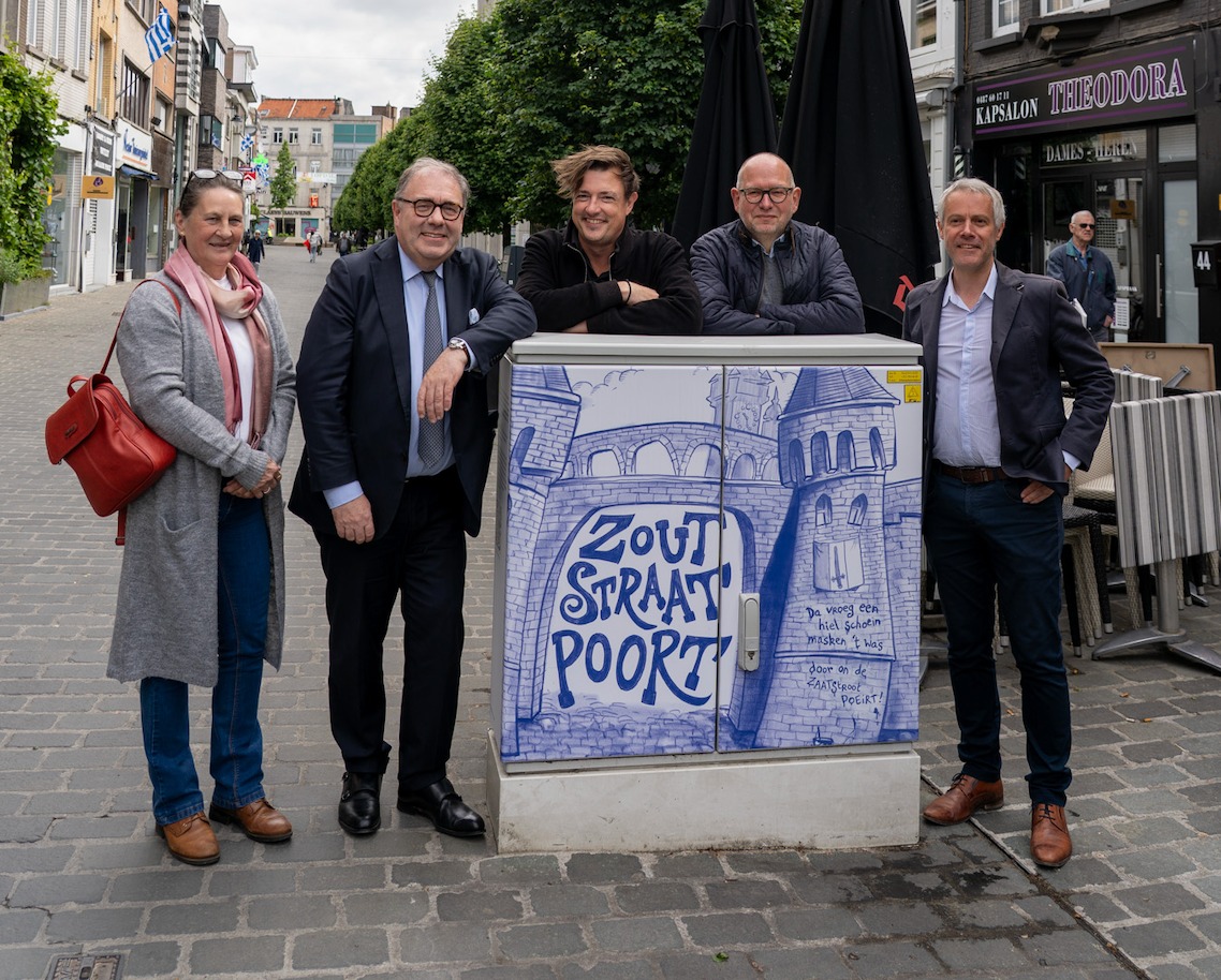 🎨 De nutskasten in de Korte en Lange Zoutstraat hebben een opvallende make-over gekregen. Kunstenaar Tim Acke bracht tien kleine verhalen uit de rijke geschiedenis van de Zoutstraten tot leven met illustraties op de elektriciteitskasten.