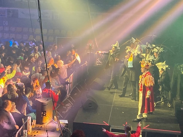 OIlsjt Mjoezik met grootse carnavalhappening en special act Prinsj Sjalen