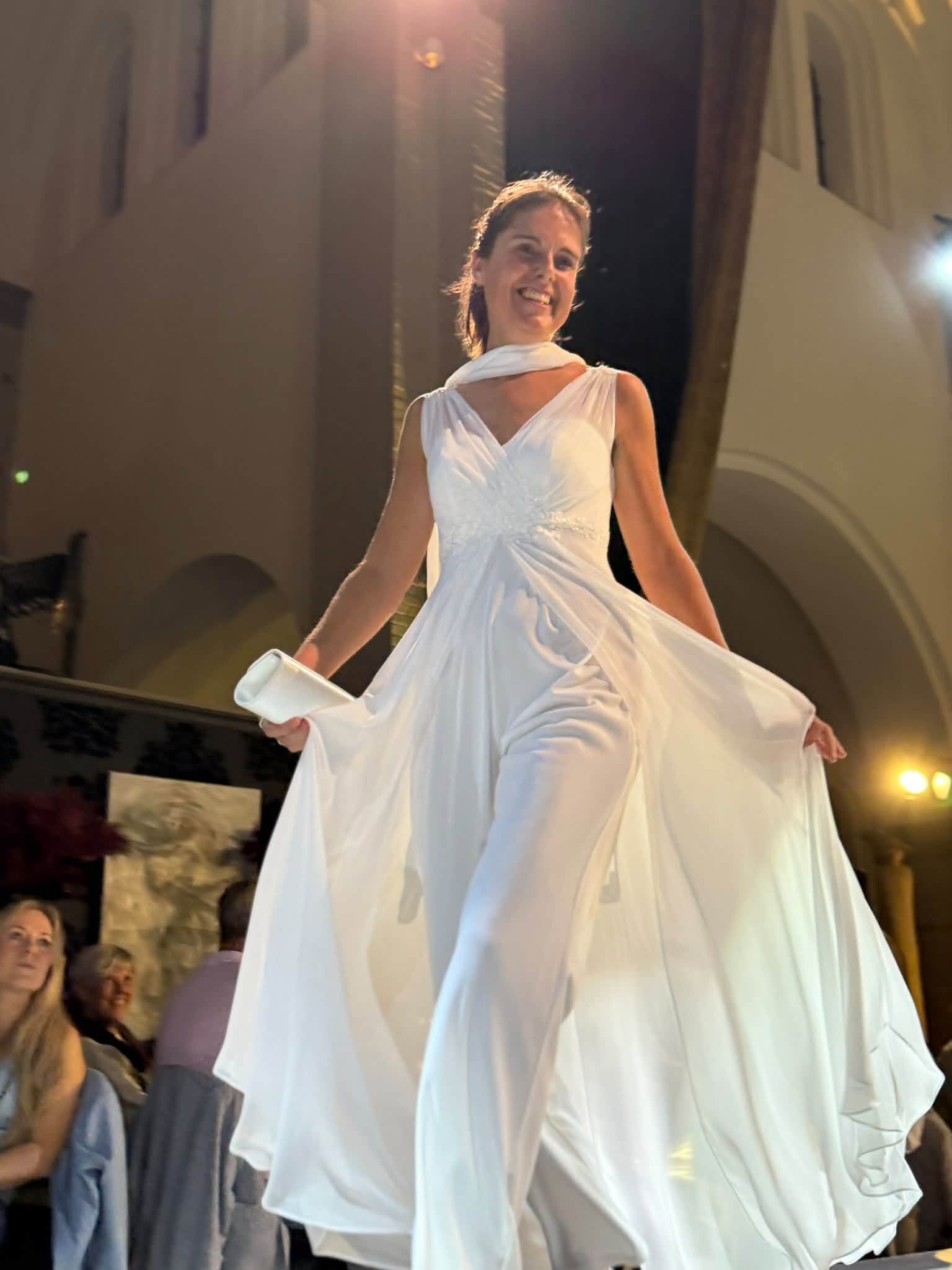 Schepen Caroline De Meerleer verrast met catwalkdebuut in Aalst