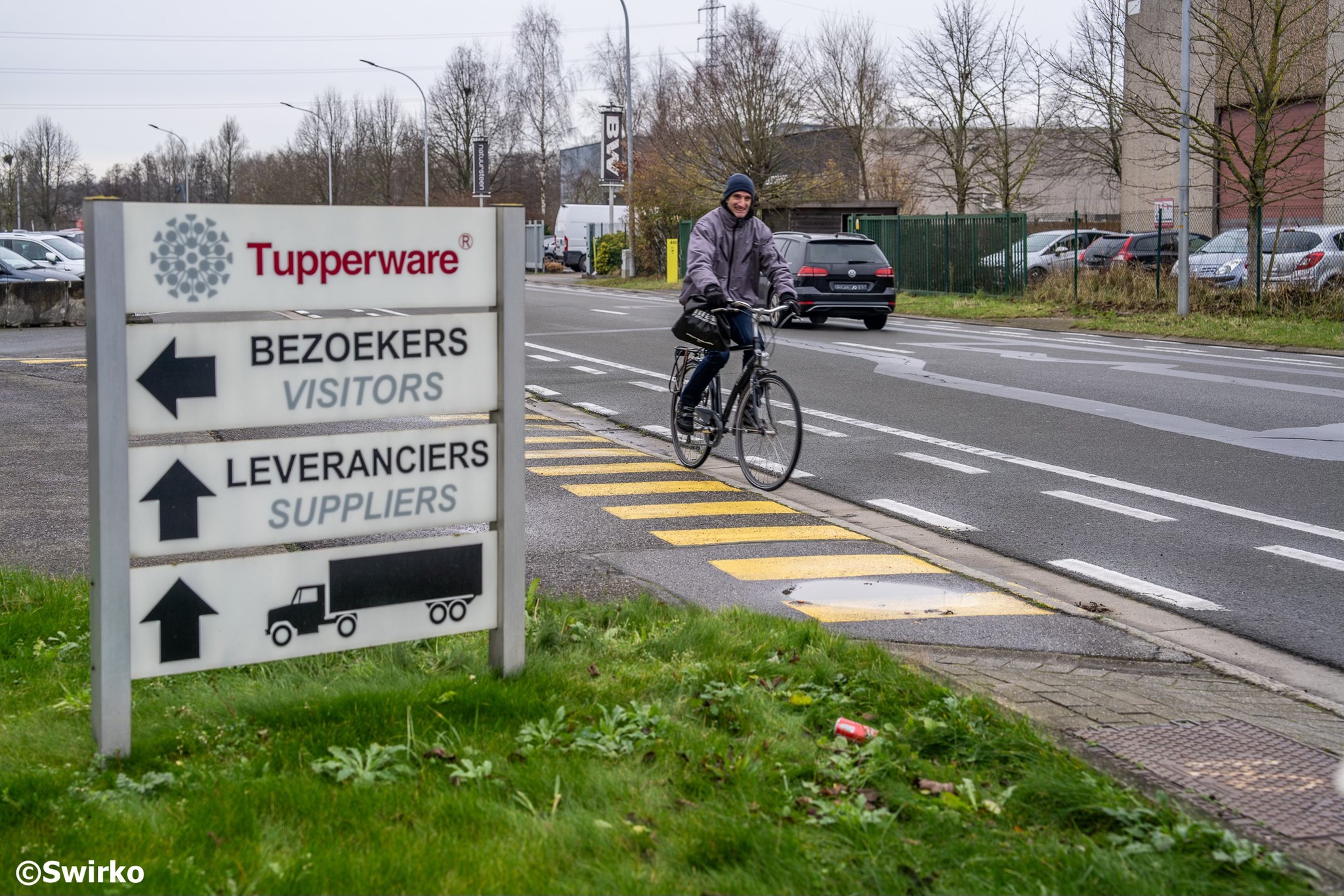De Tupperware-fabriek in Aalst sluit na 63 jaar, wat 270 werknemers hun baan kost.