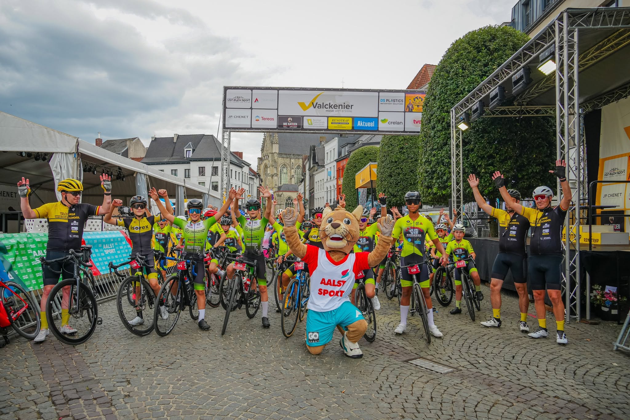 Jonge wielertalenten verkennen parcours van Natourcriterium tijdens Kidscriterium in Aalst