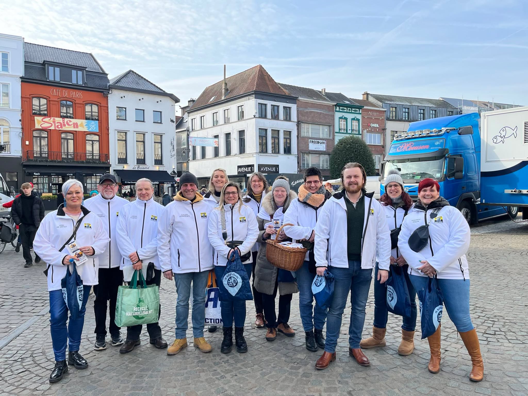 Het Vlaams Belang heeft in Aalst een Valentijnsactie georganiseerd onder de slogan ‘Een hart voor onze mensen’.