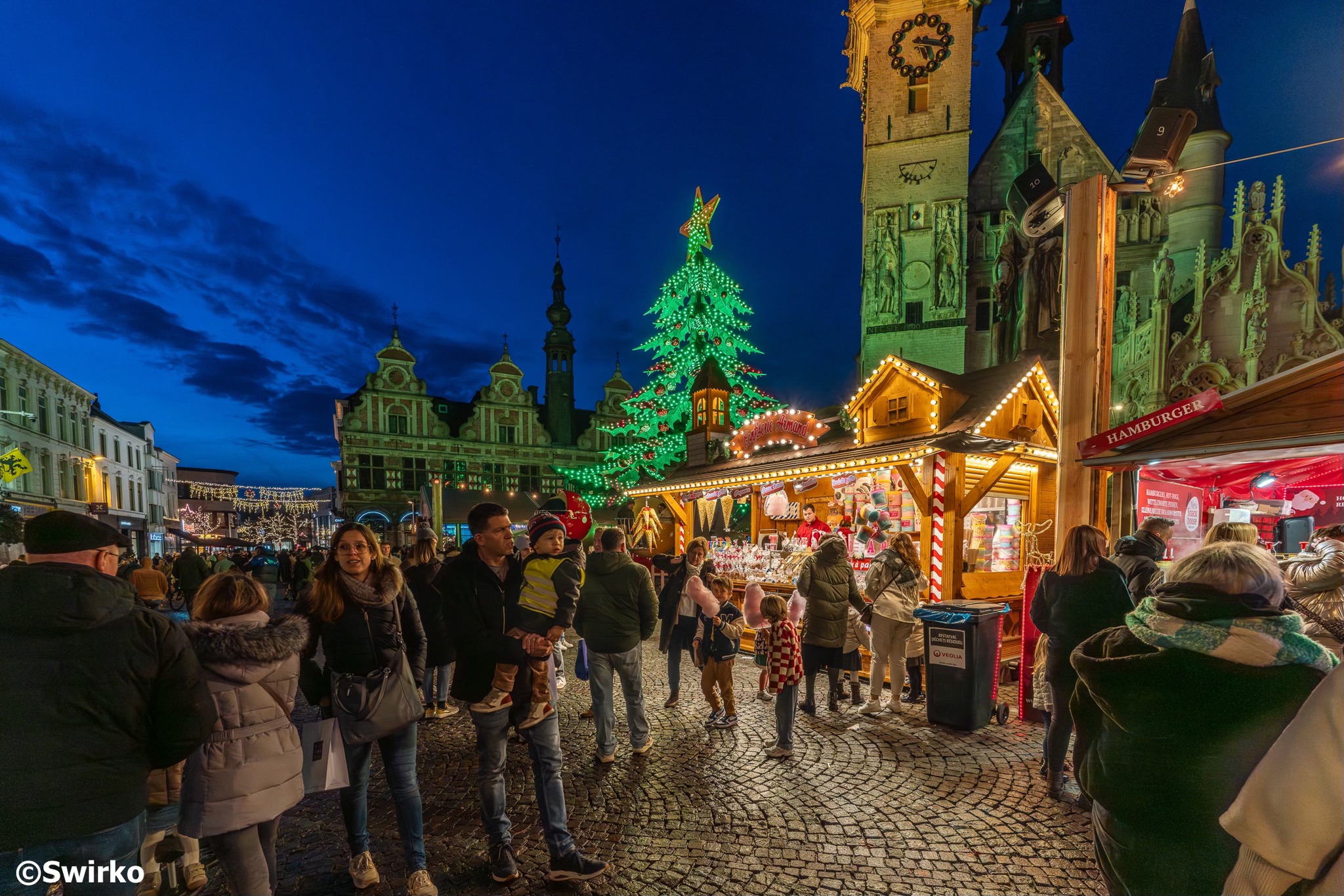 🎄Gezellig druk op de kerstmarkt in Aalst. 🎅Heel wat bezoekers genoten van de koopzondag. 🛍️✨