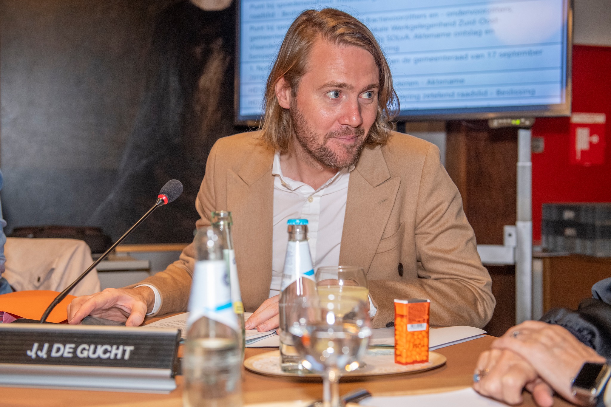 Blauwe beugels Vaartstraat ... "De maatregelen zijn tijdelijk en kunnen na de renovatiewerkzaamheden worden verwijderd!"