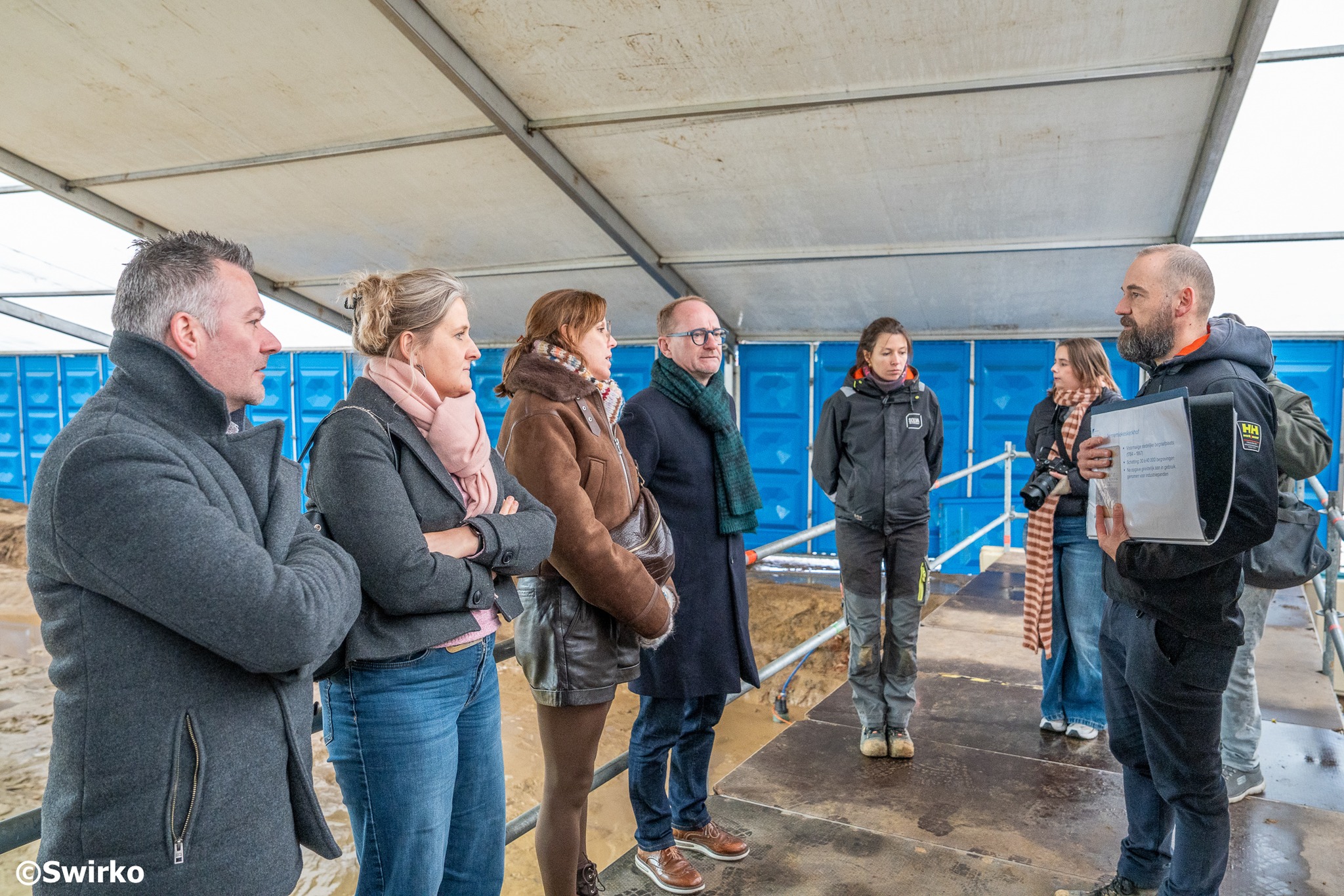 📜 Minister en scholieren graven mee op het Jennemiekeskerkhof in Aalst