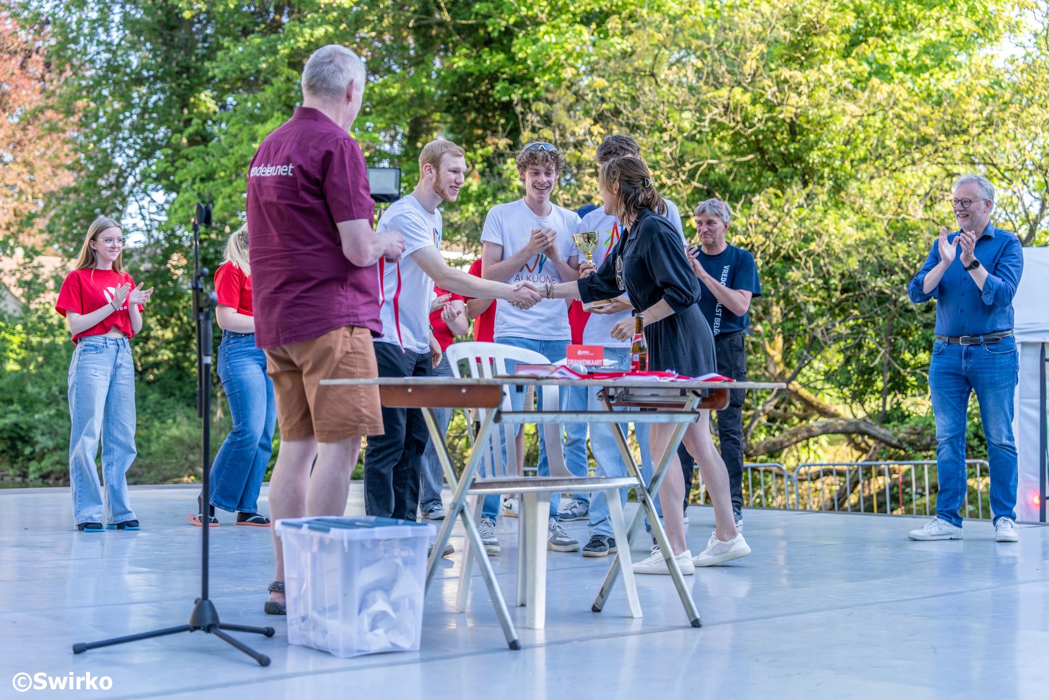 Vlaggenzwaaiers Vredon doen het dak eraf in stralende editie! ☀️🎉