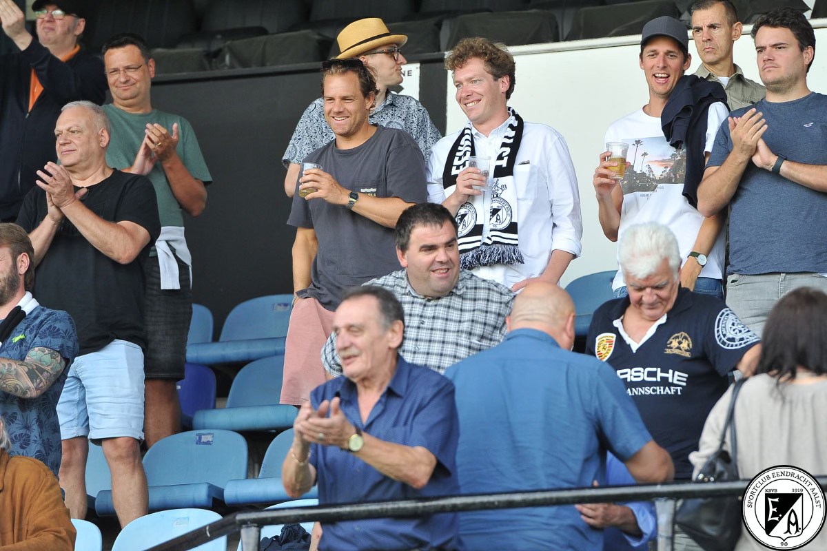 Het clubbestuur, vertegenwoordigers van de supportersclubs en schepen van Sport Matthias De Ridder zijn gisteren (20 Nov.) samengekomen in het Pierre Cornelisstadion. De vergadering, die tot laat in de avond duurde, verliep zeer positief voor alle betrok…