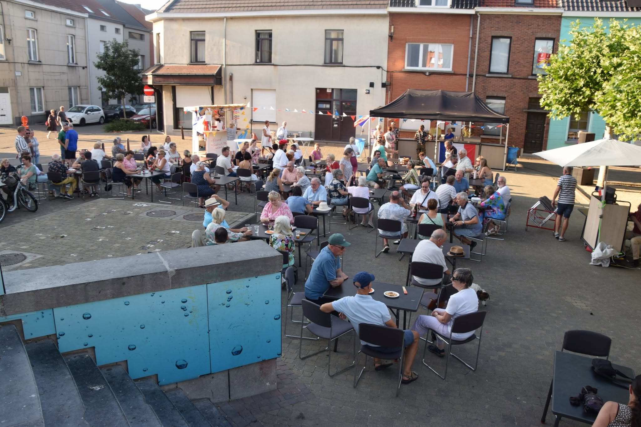 🇫🇷☀️ Franse avond zorgt voor Zuid-Franse sfeer aan Aalsterse watertoren 🇫🇷☀️