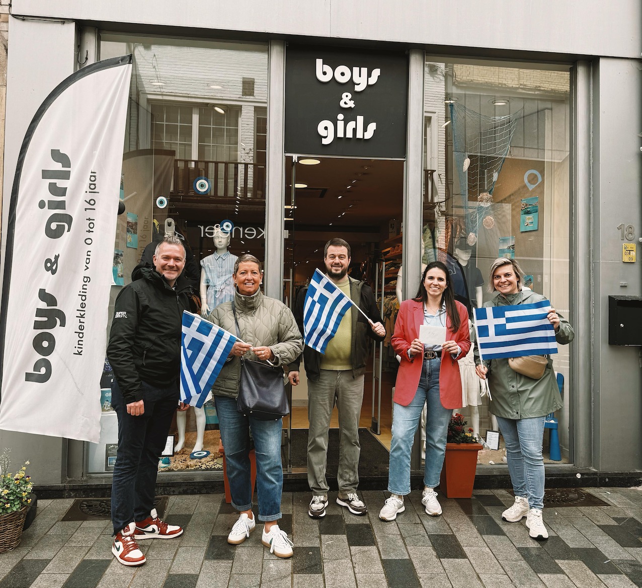 🇬🇷 Creatieve Griekse sfeer in de Aalsterse winkelstraten: Boys & Girls wint etalagewedstrijd 🏆