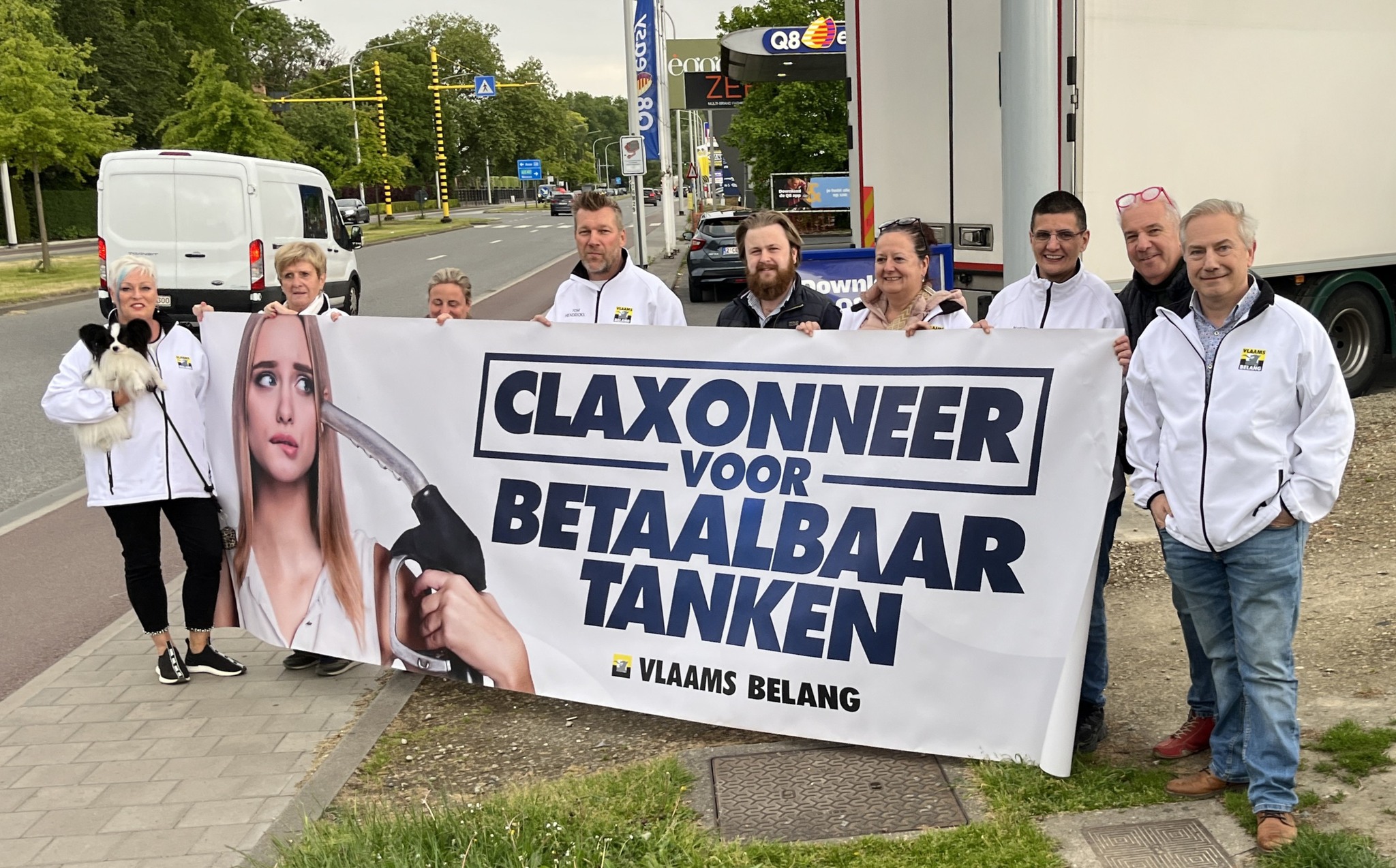 🚗📢 Vlaams Belang hield aan de Albrechtlaan in Aalst een claxonneeractie tegen de volgens de partij torenhoge energie- en brandstofprijzen. Met spandoeken en toeterende voertuigen vroeg de partij aandacht voor de impact van de stijgende kosten op gezinn…