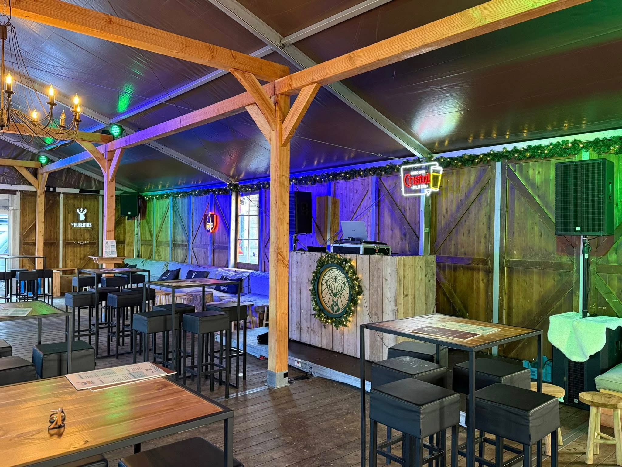 Vanaf 14u zijn we LIVE vanuit de Chalet op de Grote Markt! 📻✨