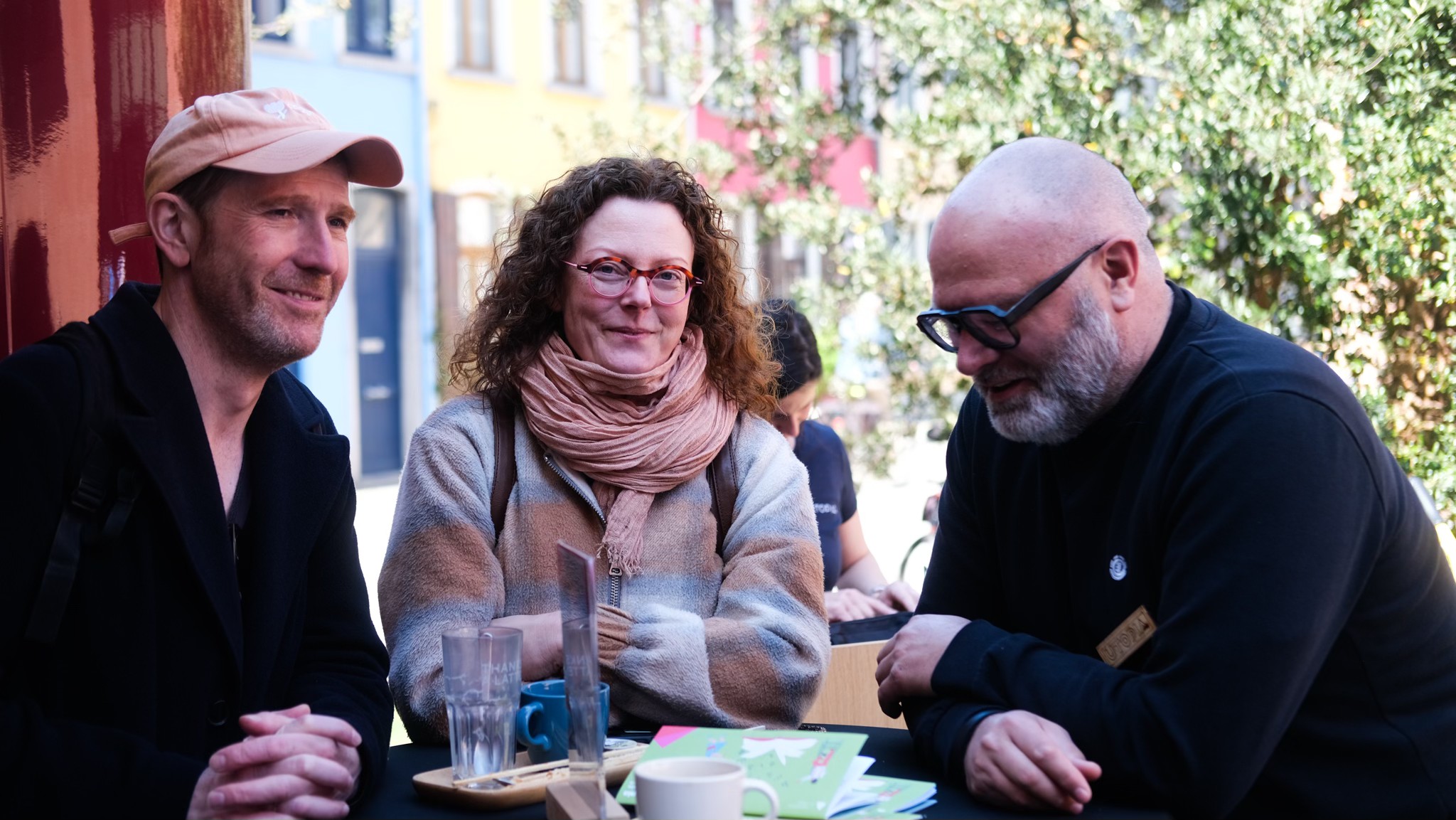 Leeslunch onder lentezon maakt van Vlaanderenleestdag in Aalst een voltreffer 📚
