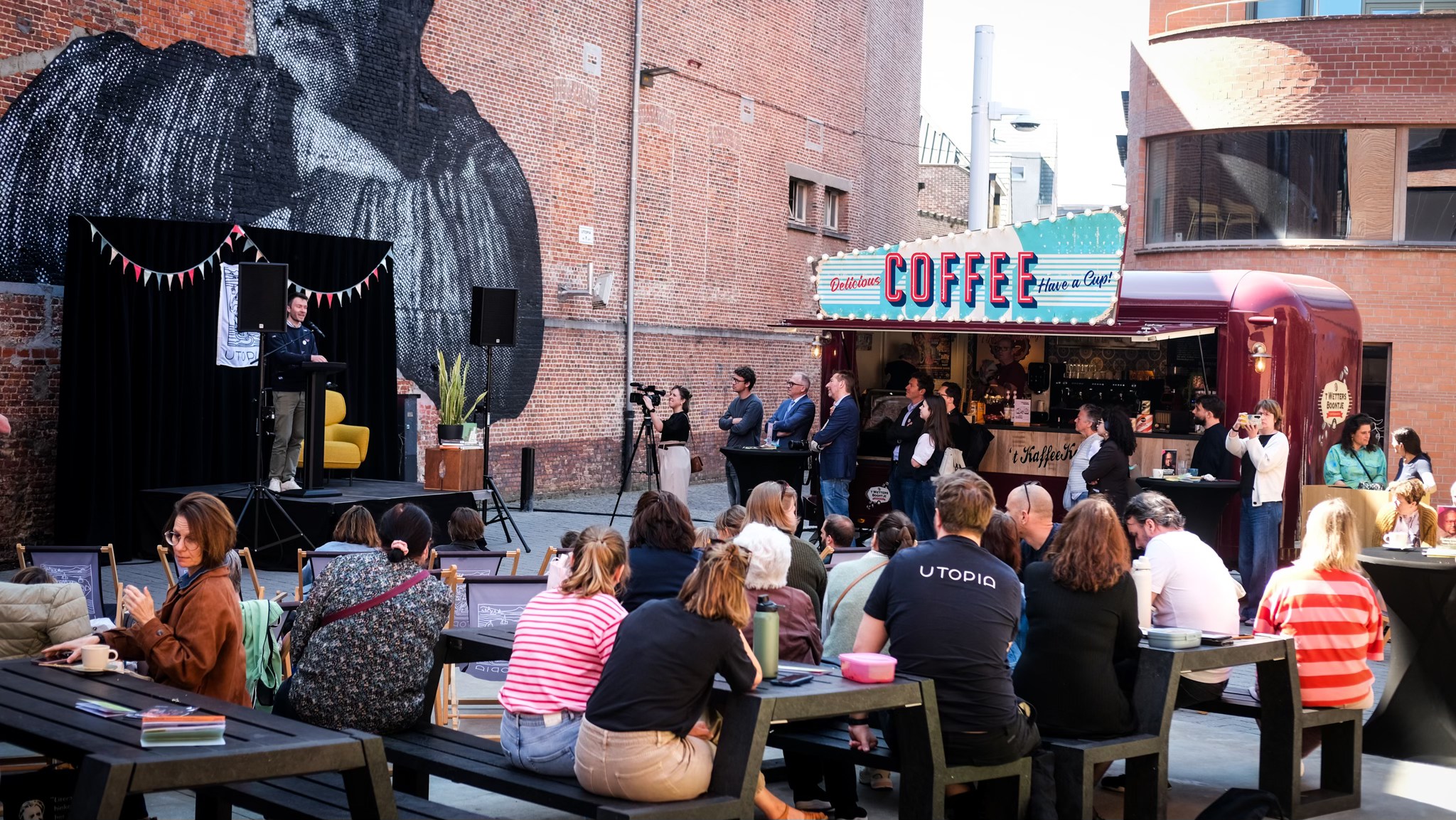 Leeslunch onder lentezon maakt van Vlaanderenleestdag in Aalst een voltreffer 📚