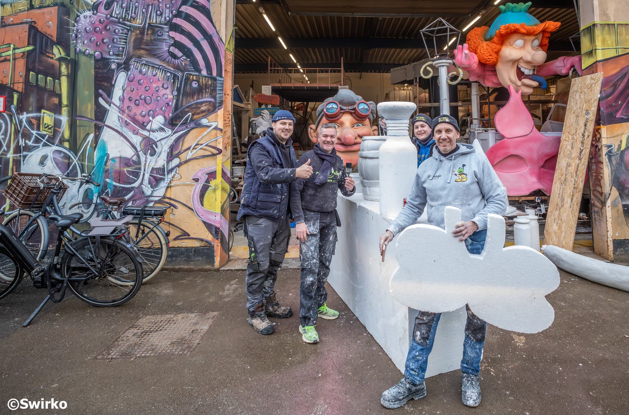 Minister-president Matthias Diependaele en burgemeester Christoph D'Haese brachten gisteren een bezoek aan de carnavalswerkhallen in Aalst. 🎭