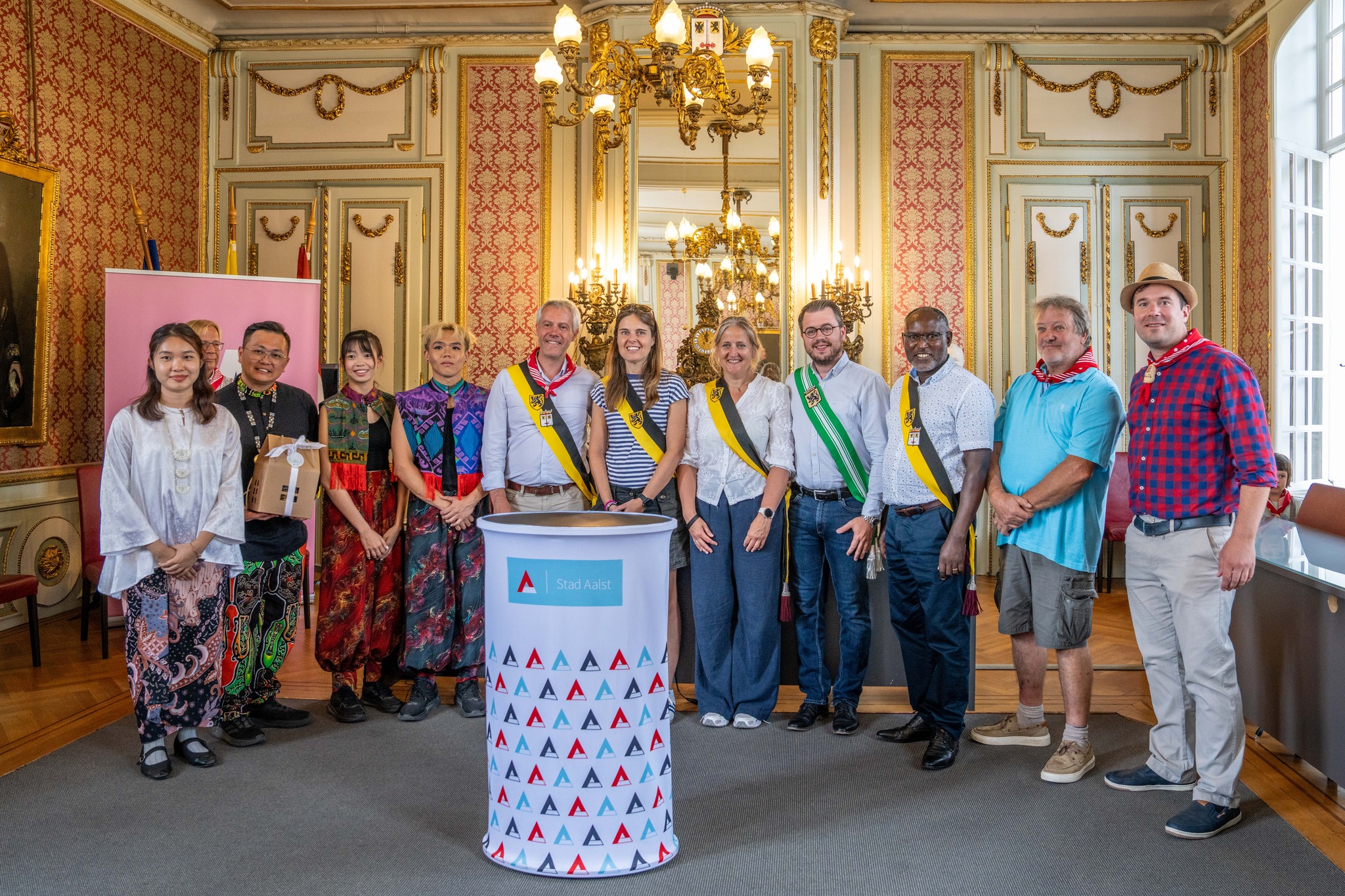 🌍 Internationale folklore brengt de wereld naar Aalst én De Pikkeling