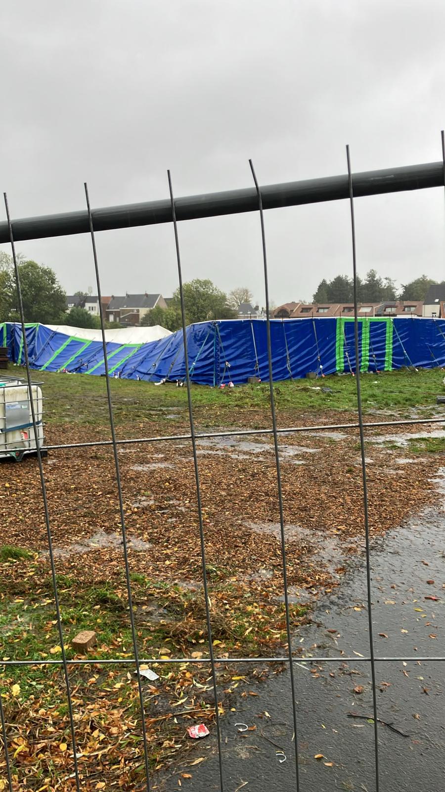 Storm Austen rukt dak van tent Nacht van de Jeugdbeweging in Aalst
