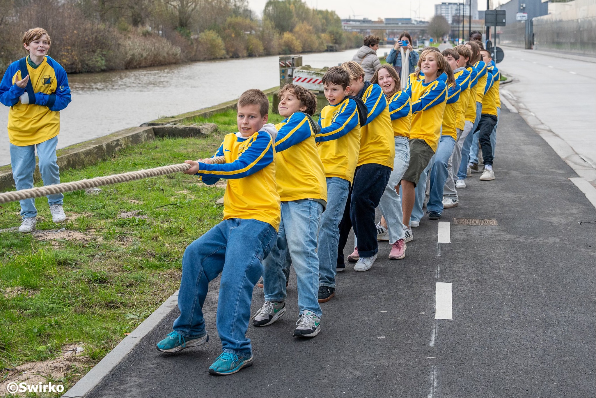 Leerlingen trekken 50 meter lang schip voort in uniek sportproject