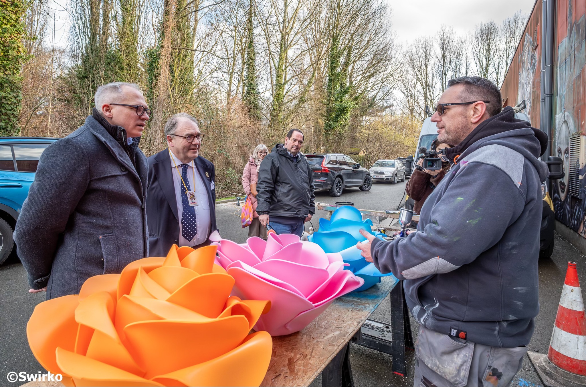 Minister-president Matthias Diependaele en burgemeester Christoph D'Haese brachten gisteren een bezoek aan de carnavalswerkhallen in Aalst. 🎭