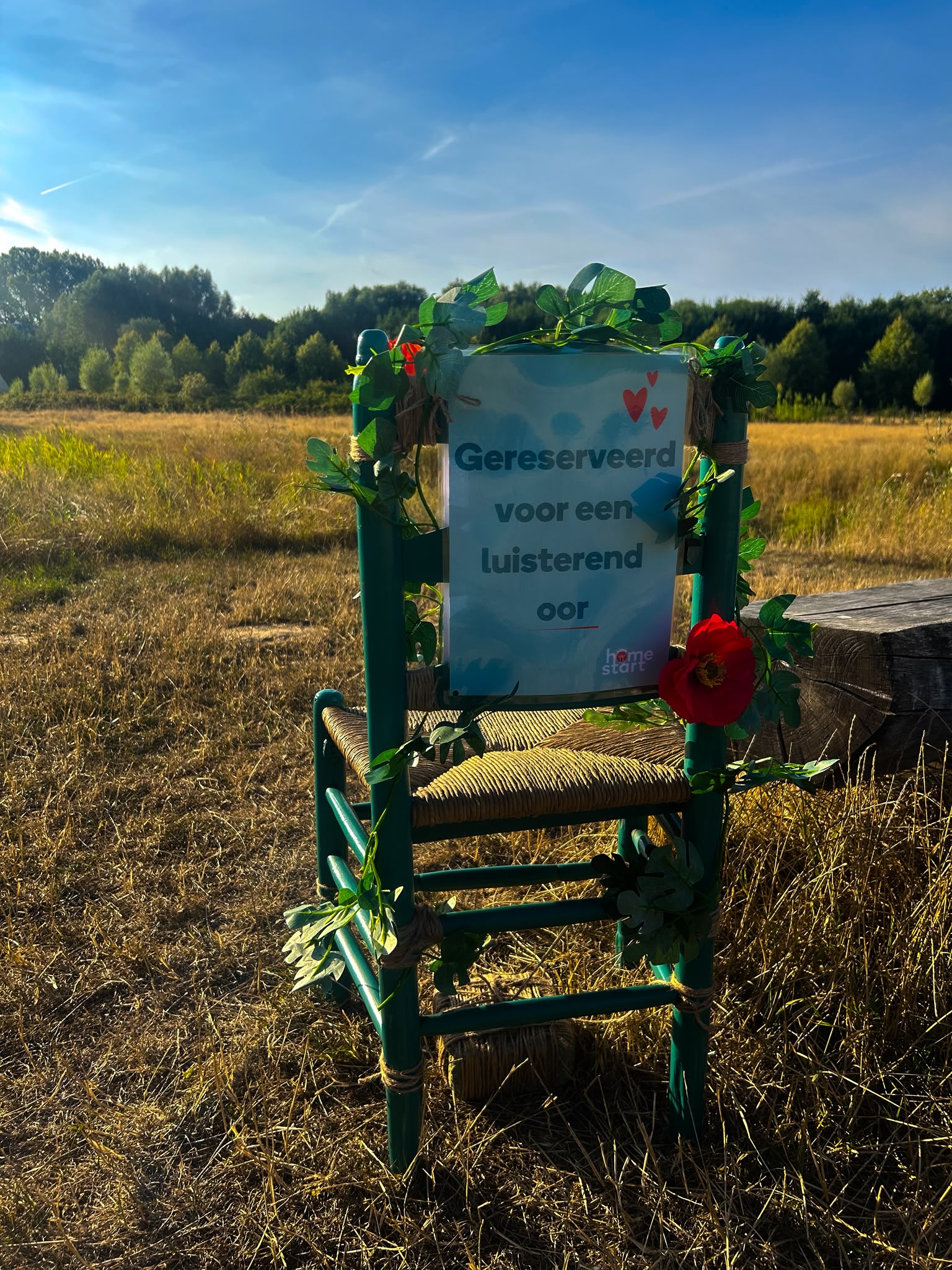 Opvallende lege stoel trekt door Aalst: Home-Start zoekt nieuwe gezinsbuddy’s
