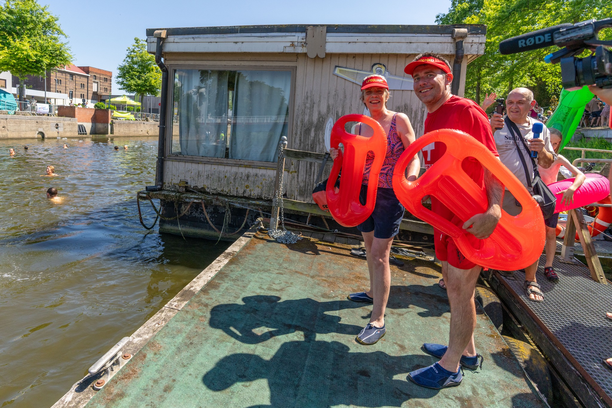 Een honderdtal deelnemers springen in de Dender tijdens The Big Jump: “Proper water is geen luxe, maar een noodzaak”
